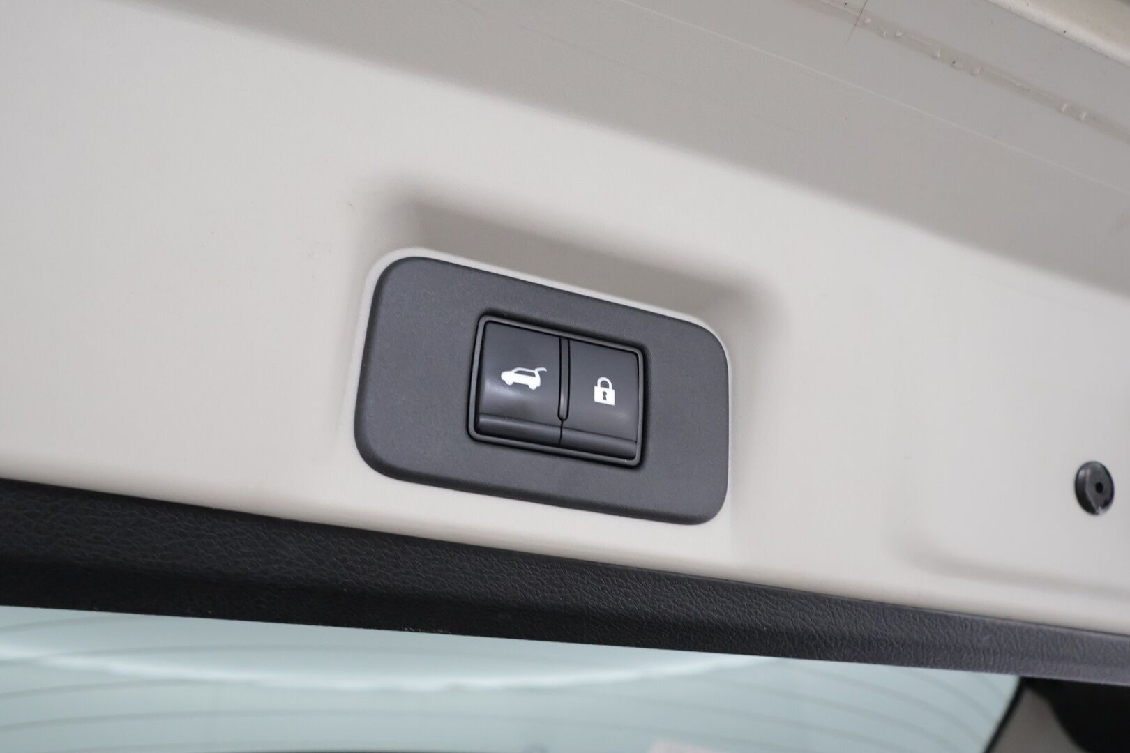 NISSAN ARIYA 2023 87kWh Evolve e-4ORCE * Panorama / Koukku / Bose / ACC / 360 / Ilmastoitu Muistipenkki / Kaistavahti / Navi / Keyless * - Merkkihuollot / Akku kuntotarkastettu SoH 98,4% / Kahdet renkaat aluvanteilla - HULLUT AVAJAISHULINAT KORKOTARJOUS 3,29 %