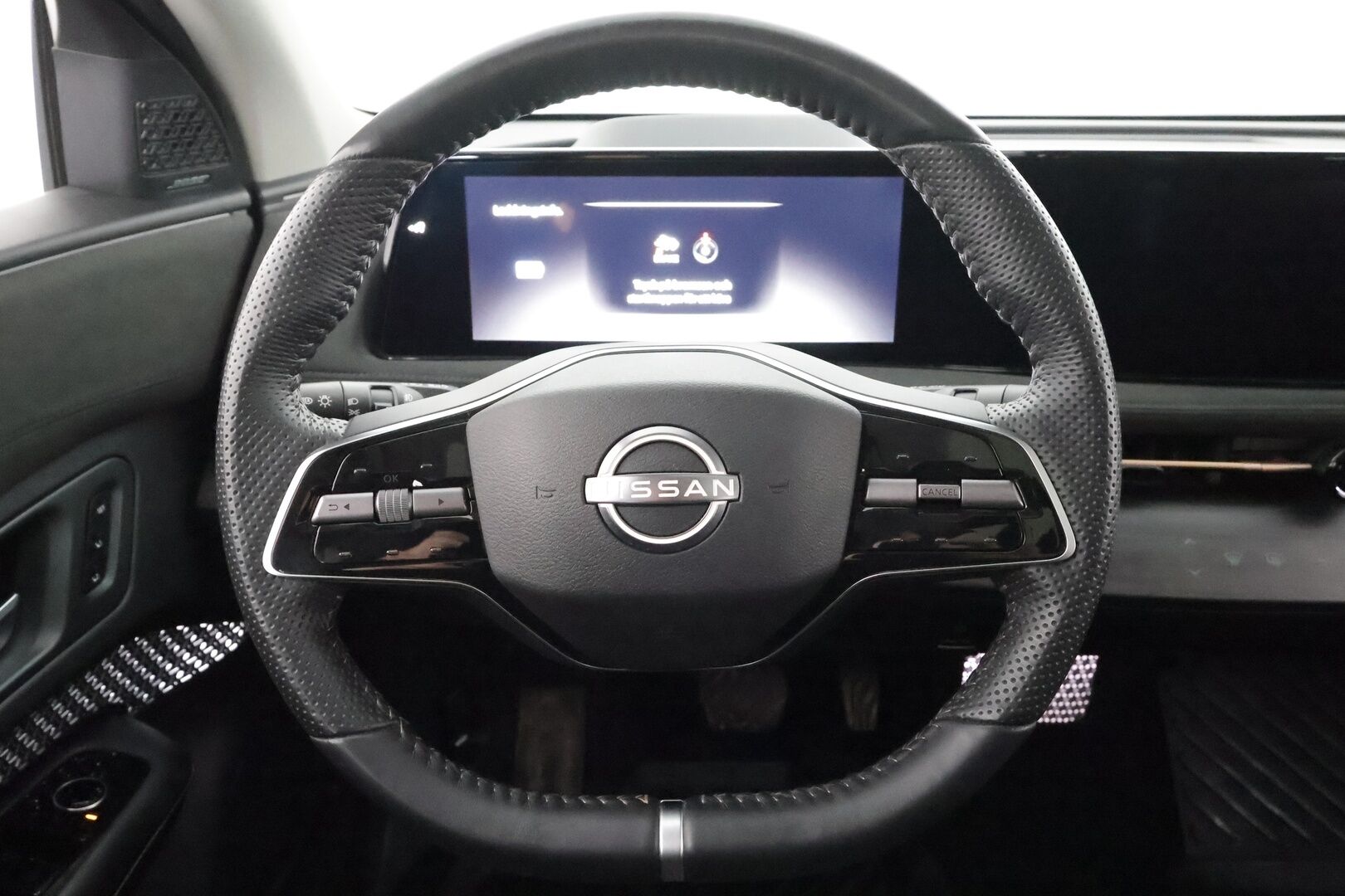 NISSAN ARIYA 2023 87kWh Evolve e-4ORCE * Panorama / Koukku / Bose / ACC / 360 / Ilmastoitu Muistipenkki / Kaistavahti / Navi / Keyless * - Merkkihuollot / Akku kuntotarkastettu SoH 98,4% / Kahdet renkaat aluvanteilla - HULLUT AVAJAISHULINAT KORKOTARJOUS 3,29 %