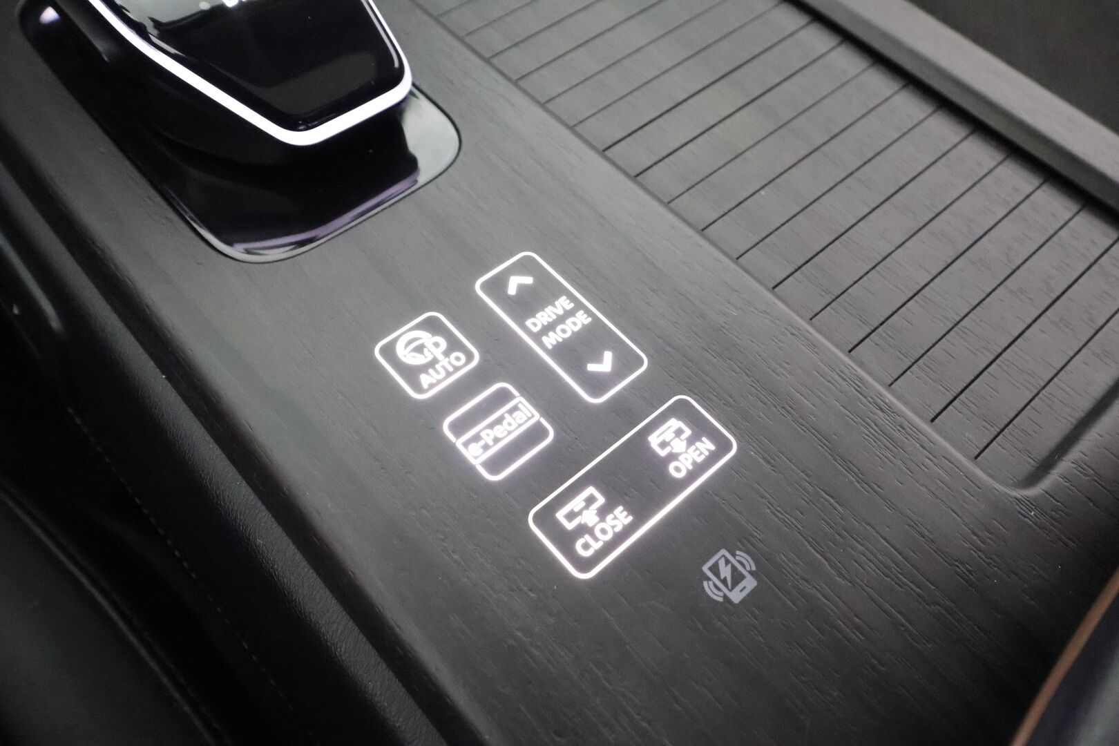 NISSAN ARIYA 2023 87kWh Evolve e-4ORCE * Panorama / Koukku / Bose / ACC / 360 / Ilmastoitu Muistipenkki / Kaistavahti / Navi / Keyless * - Merkkihuollot / Akku kuntotarkastettu SoH 98,4% / Kahdet renkaat aluvanteilla - HULLUT AVAJAISHULINAT KORKOTARJOUS 3,29 %