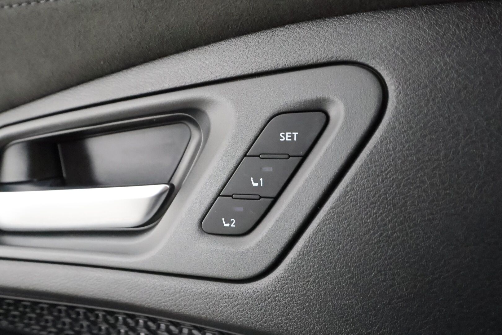 NISSAN ARIYA 2023 87kWh Evolve e-4ORCE * Panorama / Koukku / Bose / ACC / 360 / Ilmastoitu Muistipenkki / Kaistavahti / Navi / Keyless * - Merkkihuollot / Akku kuntotarkastettu SoH 98,4% / Kahdet renkaat aluvanteilla - HULLUT AVAJAISHULINAT KORKOTARJOUS 3,29 %