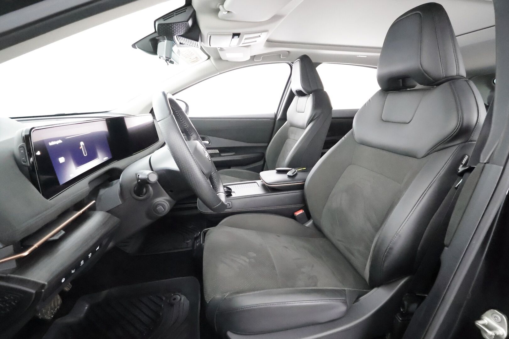 NISSAN ARIYA 2023 87kWh Evolve e-4ORCE * Panorama / Koukku / Bose / ACC / 360 / Ilmastoitu Muistipenkki / Kaistavahti / Navi / Keyless * - Merkkihuollot / Akku kuntotarkastettu SoH 98,4% / Kahdet renkaat aluvanteilla - HULLUT AVAJAISHULINAT KORKOTARJOUS 3,29 %