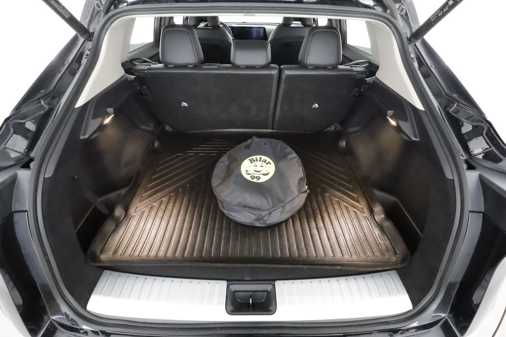 NISSAN ARIYA 2023 87kWh Evolve e-4ORCE * Panorama / Koukku / Bose / ACC / 360 / Ilmastoitu Muistipenkki / Kaistavahti / Navi / Keyless * - Merkkihuollot / Akku kuntotarkastettu SoH 98,4% / Kahdet renkaat aluvanteilla - HULLUT AVAJAISHULINAT KORKOTARJOUS 3,29 %