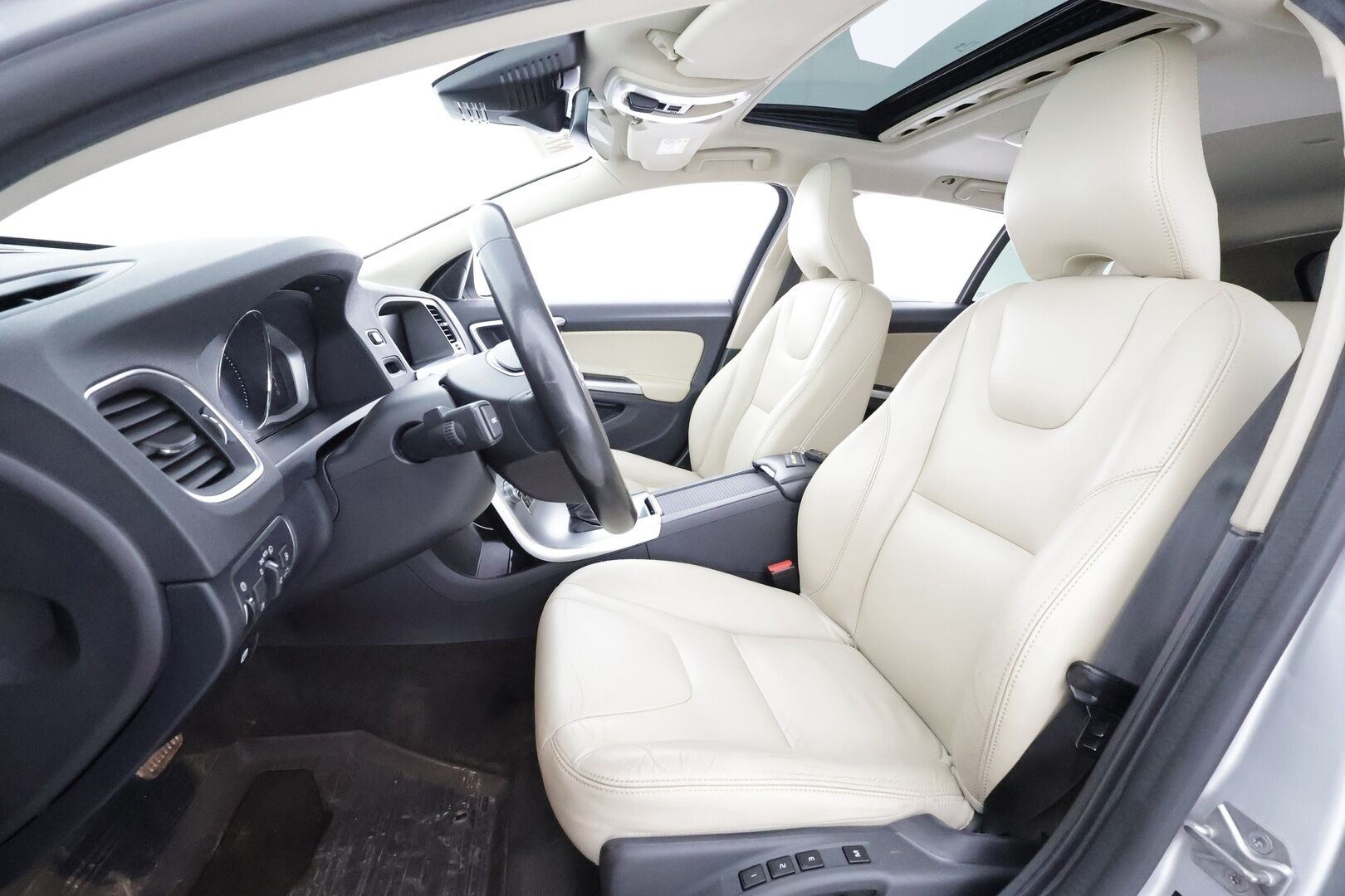 Volvo V60 2018 D3 Classic Summum aut. * ACC / Webasto / Kattoluukku / Muistipenkki / Harman&Kardon / P.kamera * - Hienot varusteet! / Pienet kilometrit / Ei Adblue! - HULLUT AVAJAISHULINAT KORKOTARJOUS 3,29 %