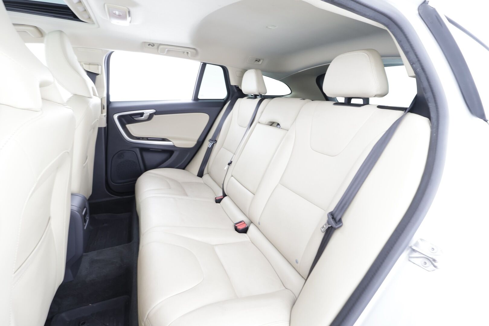 Volvo V60 2018 D3 Classic Summum aut. * ACC / Webasto / Kattoluukku / Muistipenkki / Harman&Kardon / P.kamera * - Hienot varusteet! / Pienet kilometrit / Ei Adblue! - HULLUT AVAJAISHULINAT KORKOTARJOUS 3,29 %