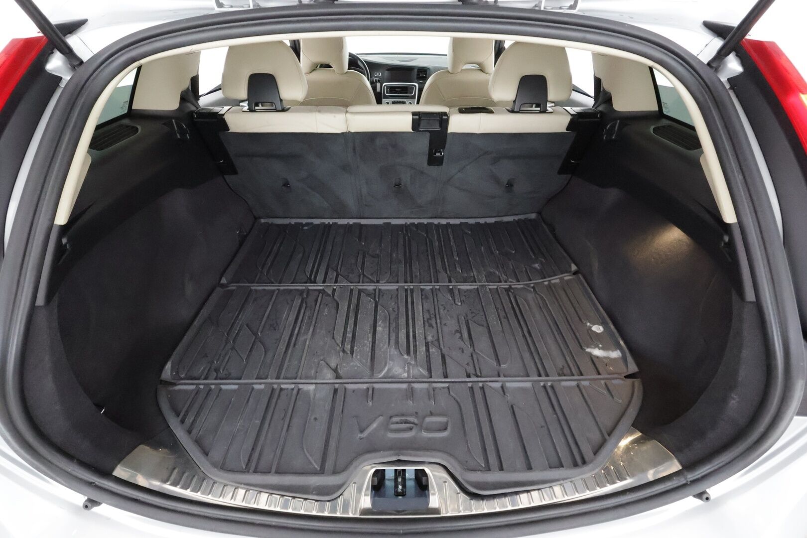 Volvo V60 2018 D3 Classic Summum aut. * ACC / Webasto / Kattoluukku / Muistipenkki / Harman&Kardon / P.kamera * - Hienot varusteet! / Pienet kilometrit / Ei Adblue! - HULLUT AVAJAISHULINAT KORKOTARJOUS 3,29 %