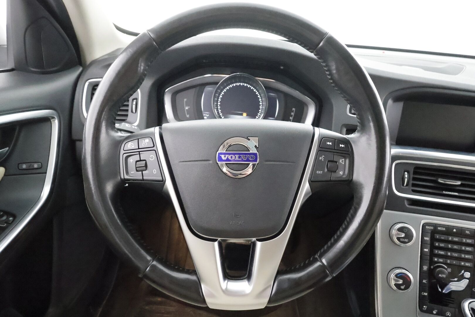 Volvo V60 2018 D3 Classic Summum aut. * ACC / Webasto / Kattoluukku / Muistipenkki / Harman&Kardon / P.kamera * - Hienot varusteet! / Pienet kilometrit / Ei Adblue! - HULLUT AVAJAISHULINAT KORKOTARJOUS 3,29 %