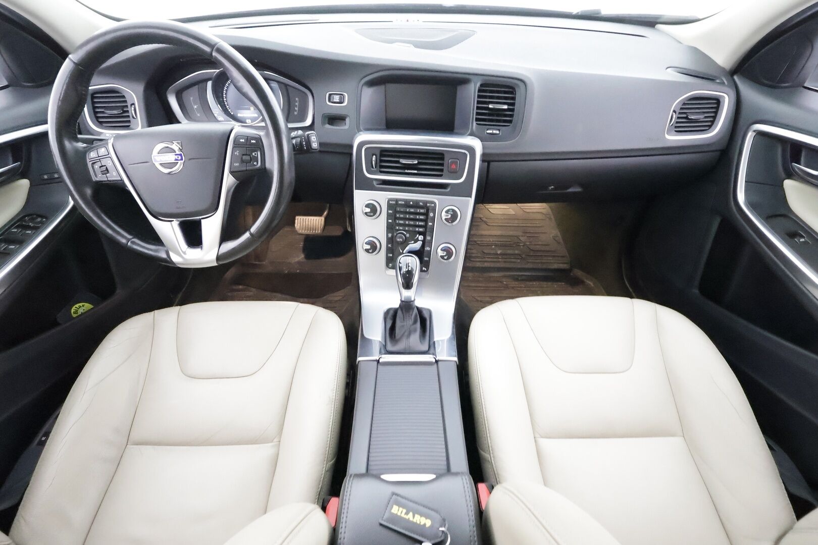 Volvo V60 2018 D3 Classic Summum aut. * ACC / Webasto / Kattoluukku / Muistipenkki / Harman&Kardon / P.kamera * - Hienot varusteet! / Pienet kilometrit / Ei Adblue! - HULLUT AVAJAISHULINAT KORKOTARJOUS 3,29 %