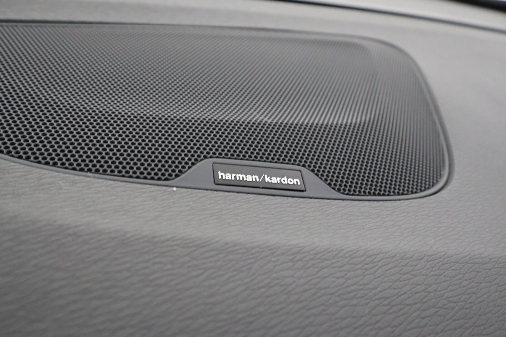 Volvo V60 2018 D3 Classic Summum aut. * ACC / Webasto / Kattoluukku / Muistipenkki / Harman&Kardon / P.kamera * - Hienot varusteet! / Pienet kilometrit / Ei Adblue! - HULLUT AVAJAISHULINAT KORKOTARJOUS 3,29 %