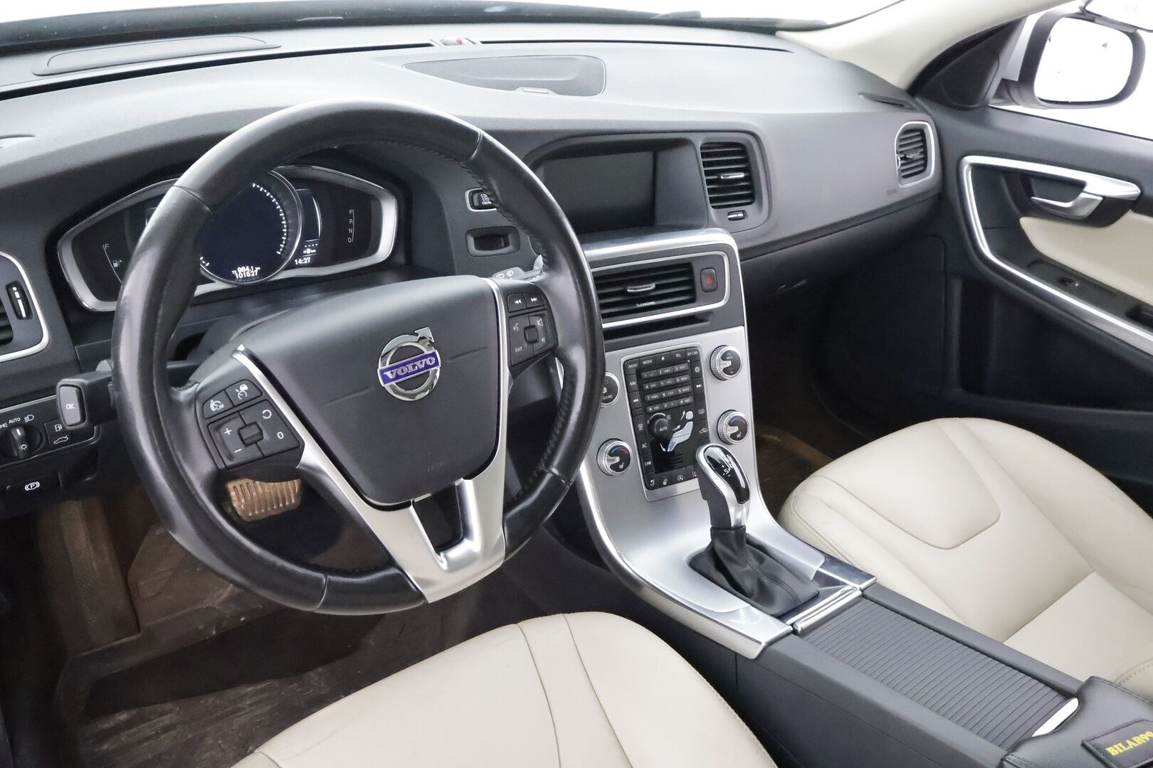 Volvo V60 2018 D3 Classic Summum aut. * ACC / Webasto / Kattoluukku / Muistipenkki / Harman&Kardon / P.kamera * - Hienot varusteet! / Pienet kilometrit / Ei Adblue! - HULLUT AVAJAISHULINAT KORKOTARJOUS 3,29 %