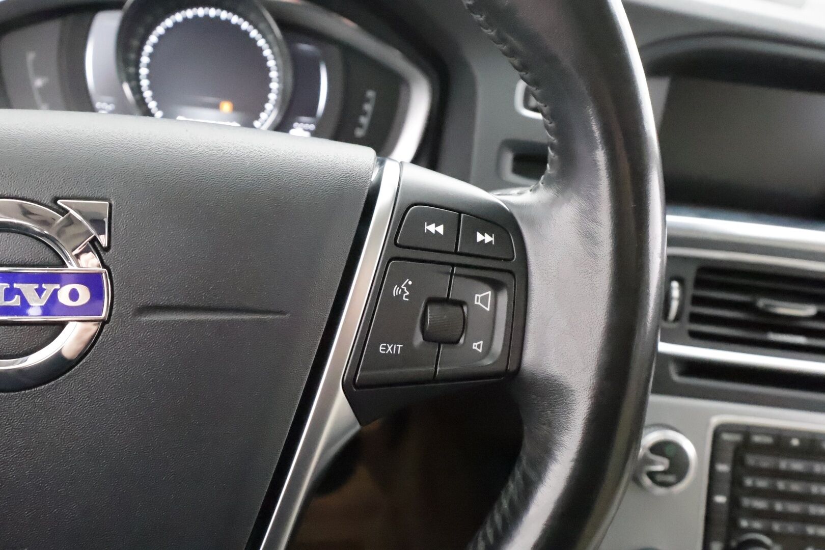 Volvo V60 2018 D3 Classic Summum aut. * ACC / Webasto / Kattoluukku / Muistipenkki / Harman&Kardon / P.kamera * - Hienot varusteet! / Pienet kilometrit / Ei Adblue! - HULLUT AVAJAISHULINAT KORKOTARJOUS 3,29 %