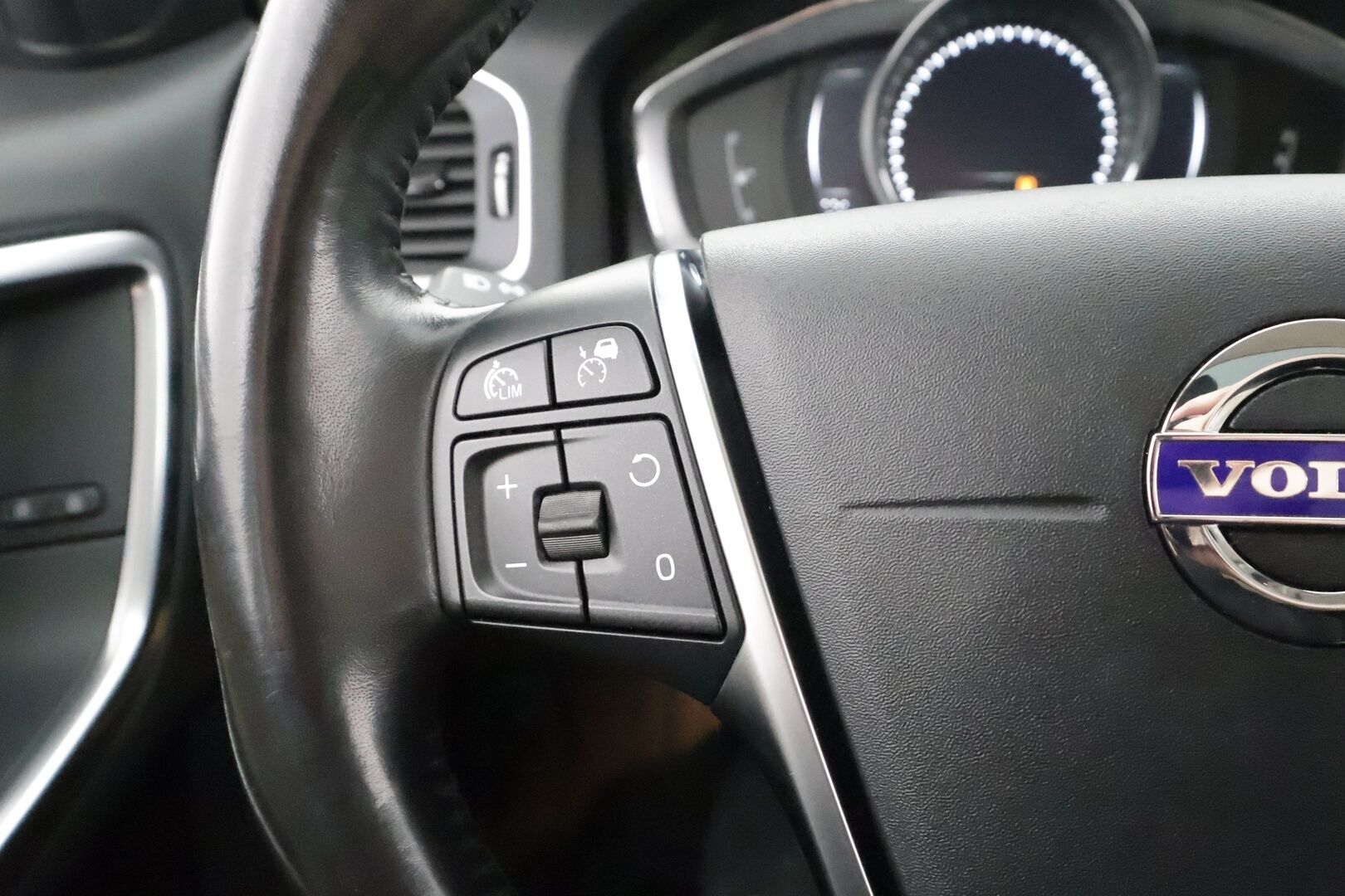 Volvo V60 2018 D3 Classic Summum aut. * ACC / Webasto / Kattoluukku / Muistipenkki / Harman&Kardon / P.kamera * - Hienot varusteet! / Pienet kilometrit / Ei Adblue! - HULLUT AVAJAISHULINAT KORKOTARJOUS 3,29 %