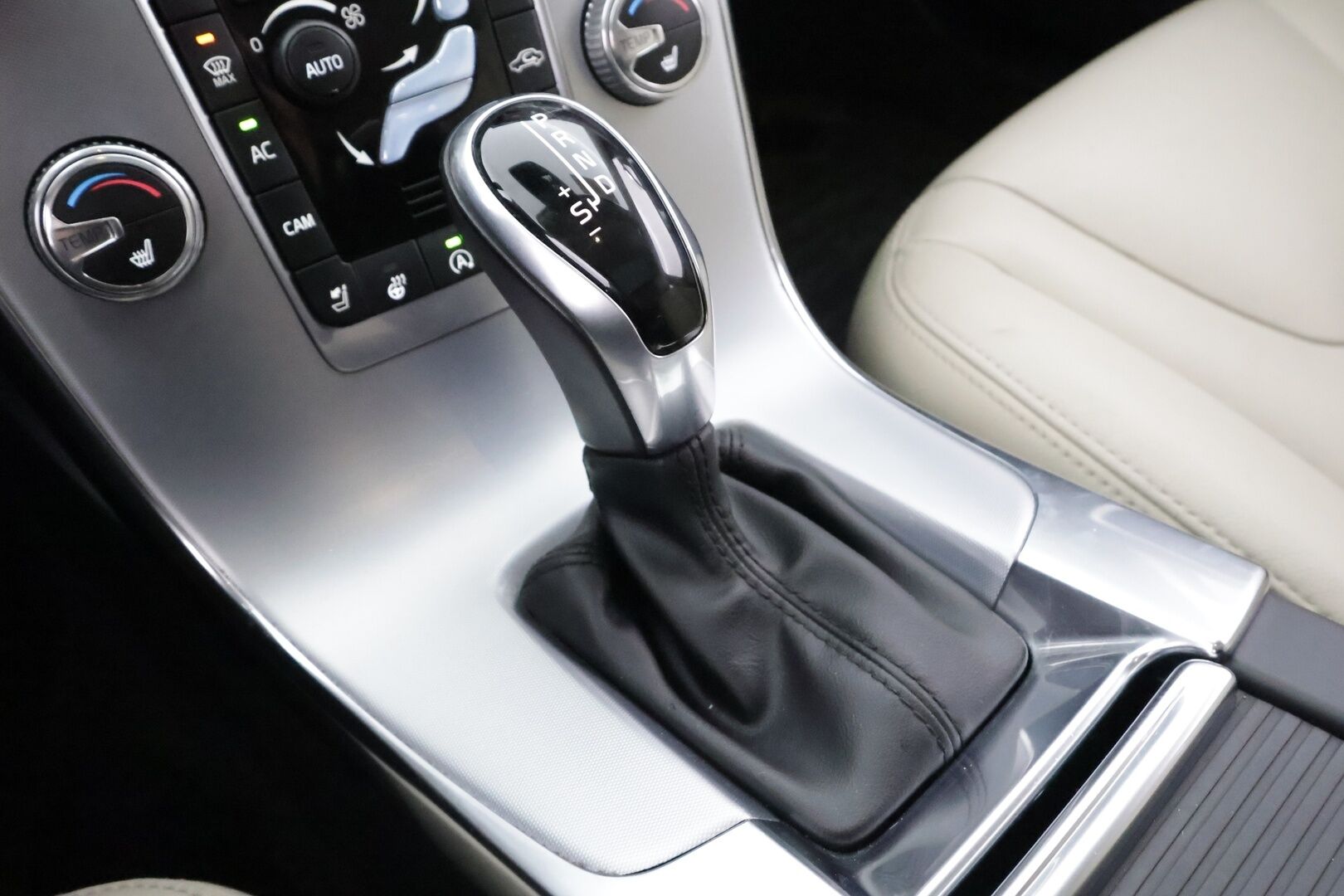 Volvo V60 2018 D3 Classic Summum aut. * ACC / Webasto / Kattoluukku / Muistipenkki / Harman&Kardon / P.kamera * - Hienot varusteet! / Pienet kilometrit / Ei Adblue! - HULLUT AVAJAISHULINAT KORKOTARJOUS 3,29 %