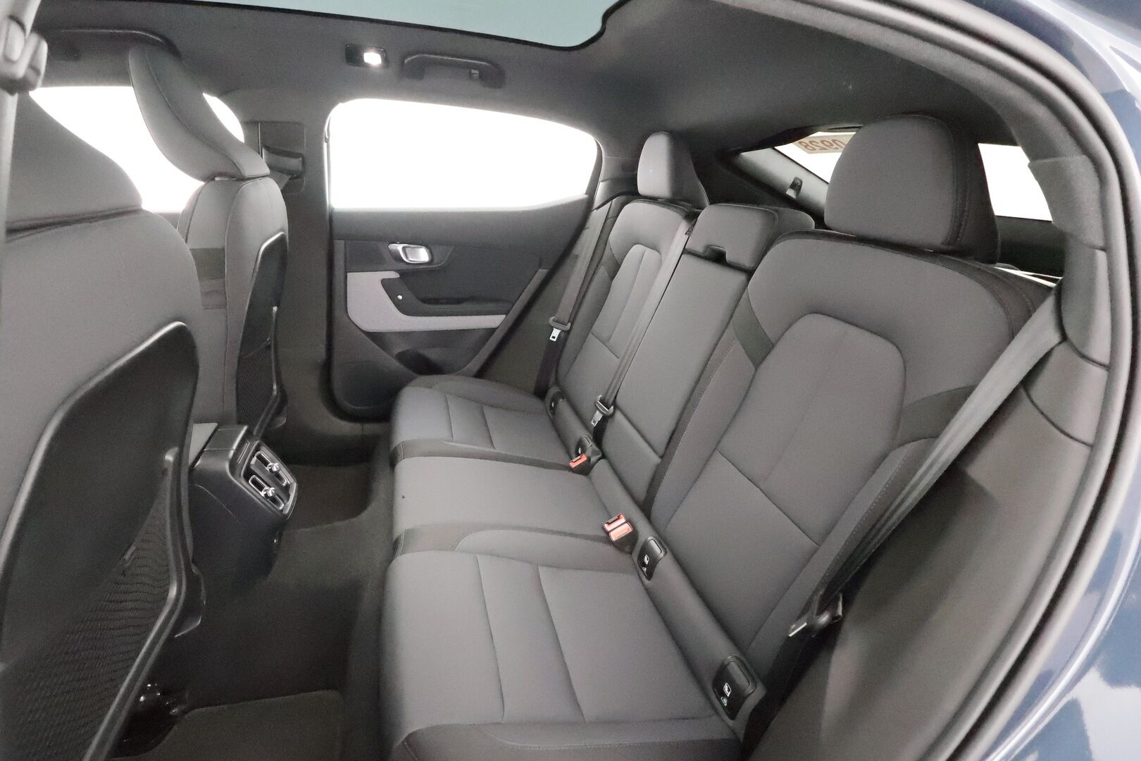 POLESTAR 2 2023 Long Range Dual Motor, 300kW * ILP / Lasikatto / ACC / LED / 360 / H&K / Sportpenkki Muistilla * - 2x Latauskaapelit