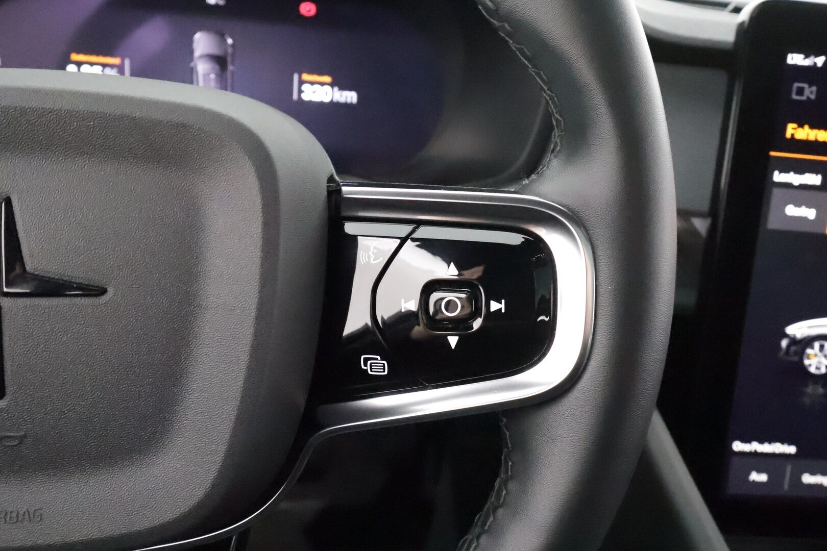 POLESTAR 2 2023 Long Range Dual Motor, 300kW * ILP / Lasikatto / ACC / LED / 360 / H&K / Sportpenkki Muistilla * - 2x Latauskaapelit