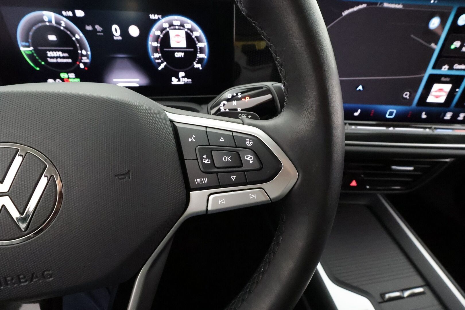VOLKSWAGEN PASSAT 2025 Variant Comfort 1,5 eTSI 110 kW DSG-automaatti * Adapt.Vakkari / Hieronta / Vetokoukku / Peruutuskamera / HUD / LED / Supervarusteet! - Akku kuntotarkastettu / Merkkihuollettu / 2x Latauskaapelit