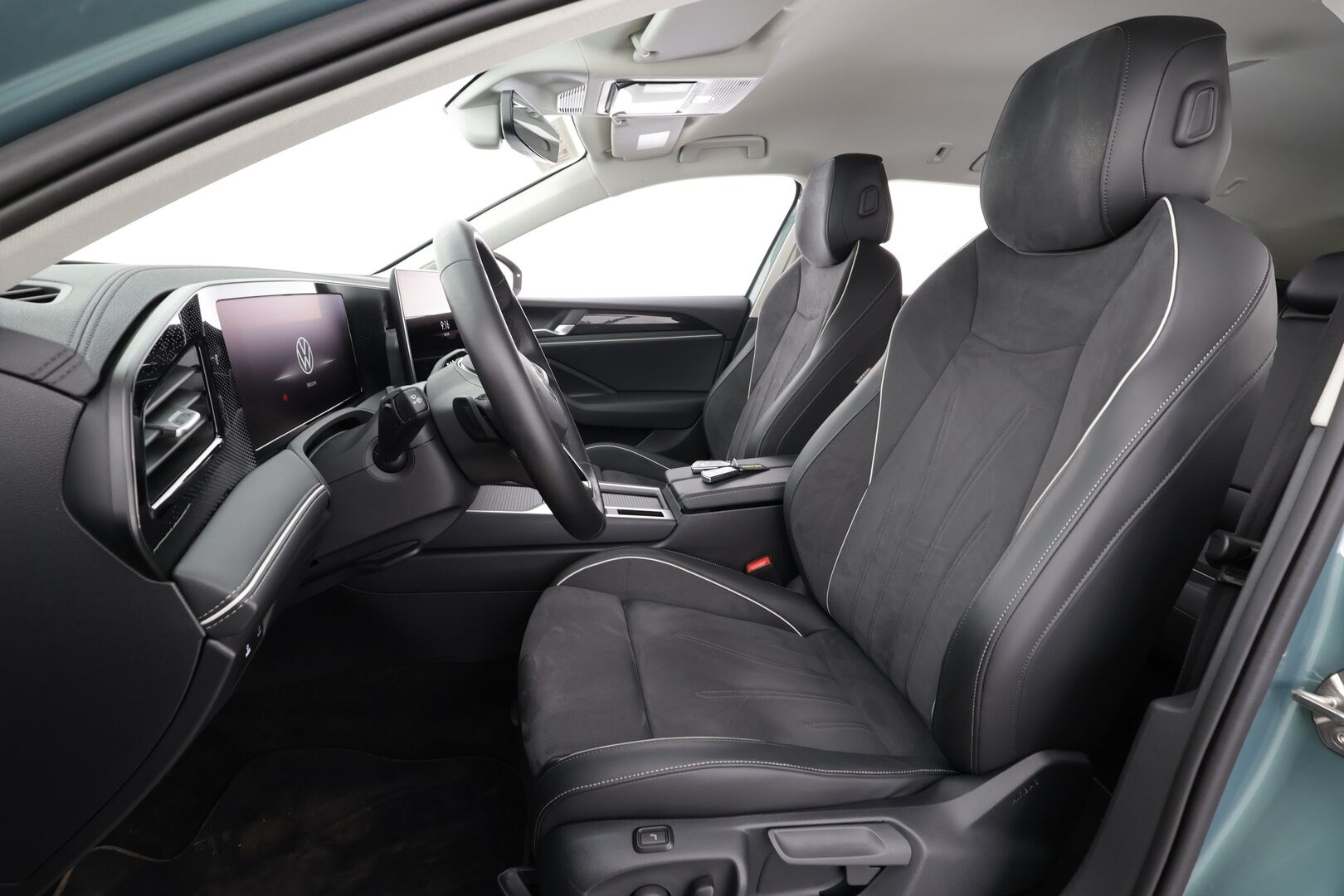 VOLKSWAGEN PASSAT 2025 Variant Comfort 1,5 eTSI 150 kW DSG * HUD / Koukku / ACC / P.Kamera / LED / Hierovat Sportpenkit * - Akku kuntotarkastettu / Merkkihuollettu / 2x Latauskaapelit