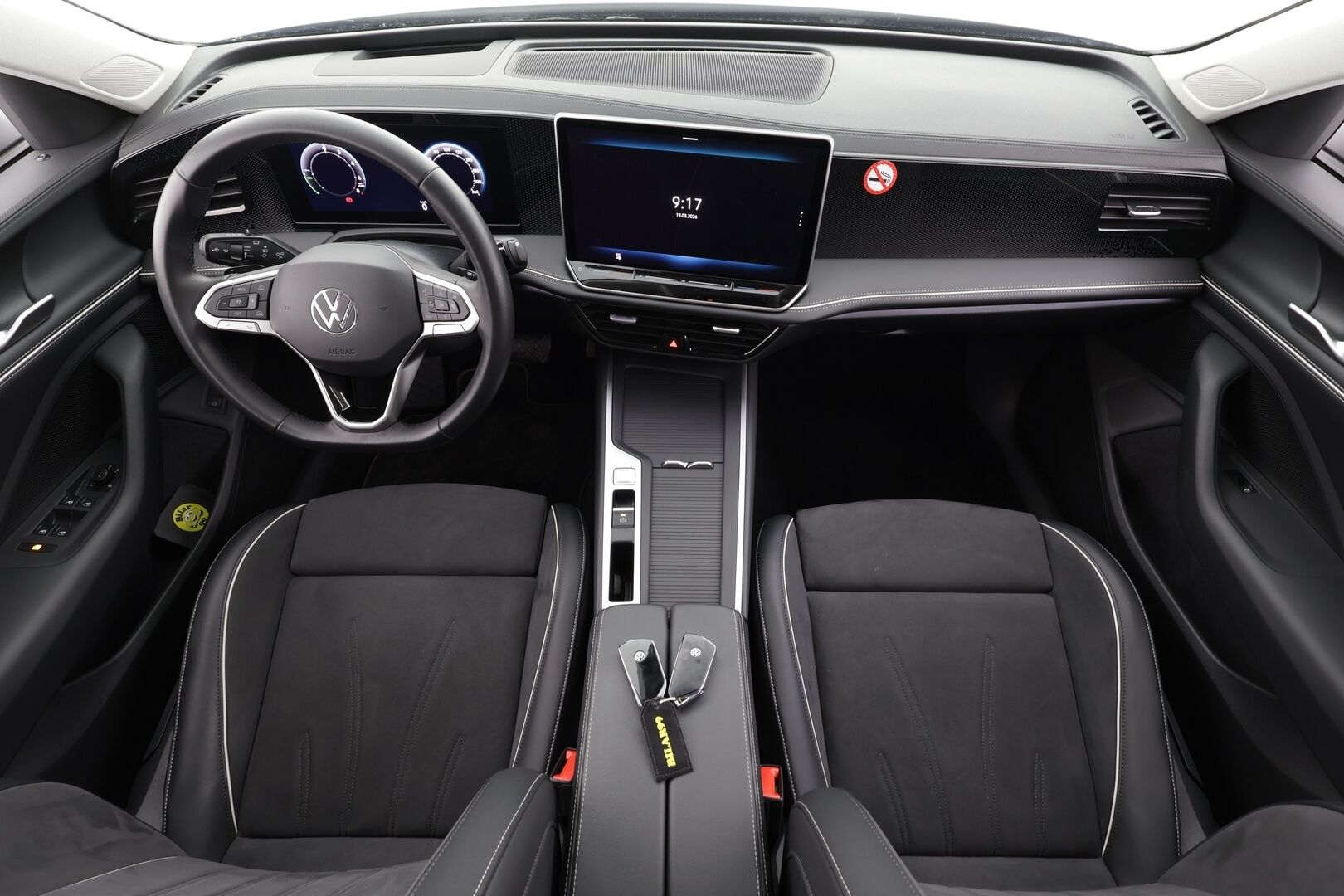 VOLKSWAGEN PASSAT 2025 Variant Comfort 1,5 eTSI 150 kW DSG * HUD / Koukku / ACC / P.Kamera / LED / Hierovat Sportpenkit * - Akku kuntotarkastettu / Merkkihuollettu / 2x Latauskaapelit