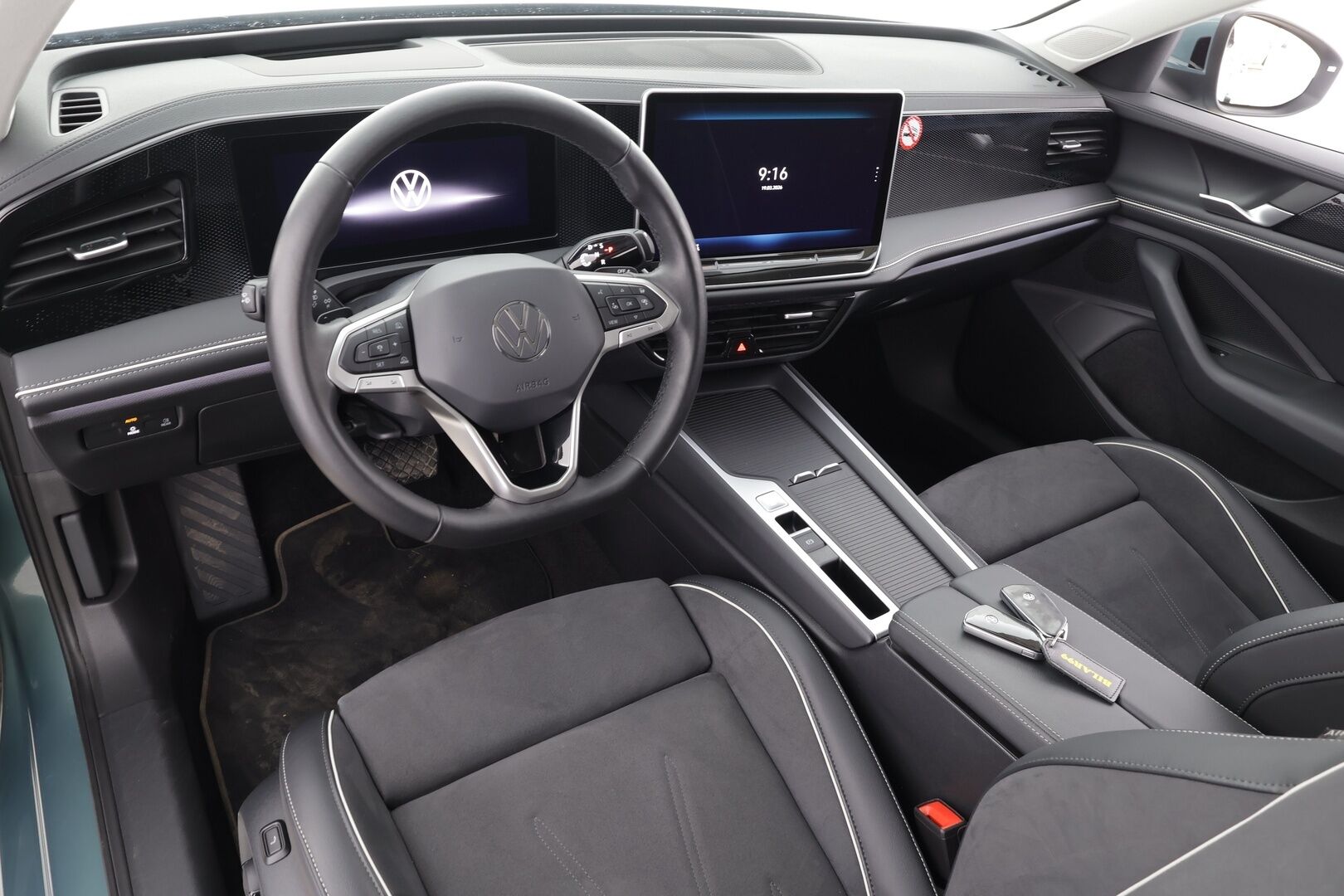 VOLKSWAGEN PASSAT 2025 Variant Comfort 1,5 eTSI 150 kW DSG * HUD / Koukku / ACC / P.Kamera / LED / Hierovat Sportpenkit * - Akku kuntotarkastettu / Merkkihuollettu / 2x Latauskaapelit