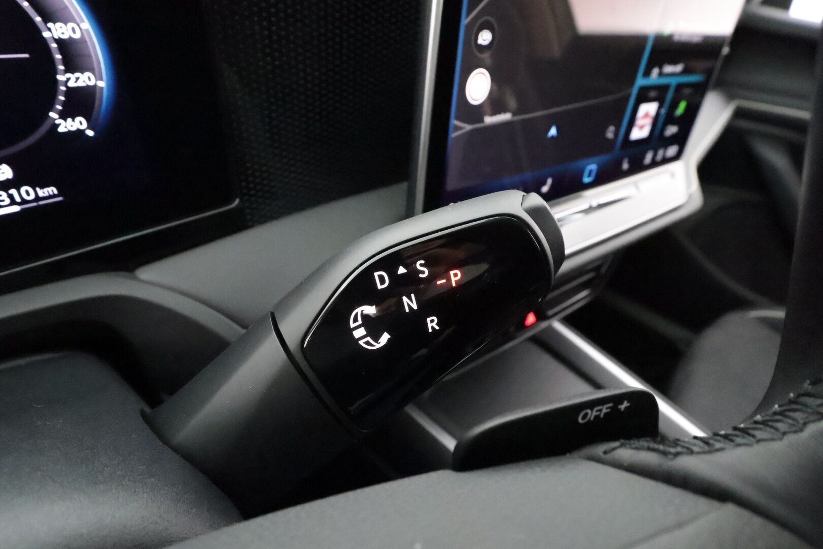 VOLKSWAGEN PASSAT 2025 Variant Comfort 1,5 eTSI 150 kW DSG * HUD / Koukku / ACC / P.Kamera / LED / Hierovat Sportpenkit * - Akku kuntotarkastettu / Merkkihuollettu / 2x Latauskaapelit