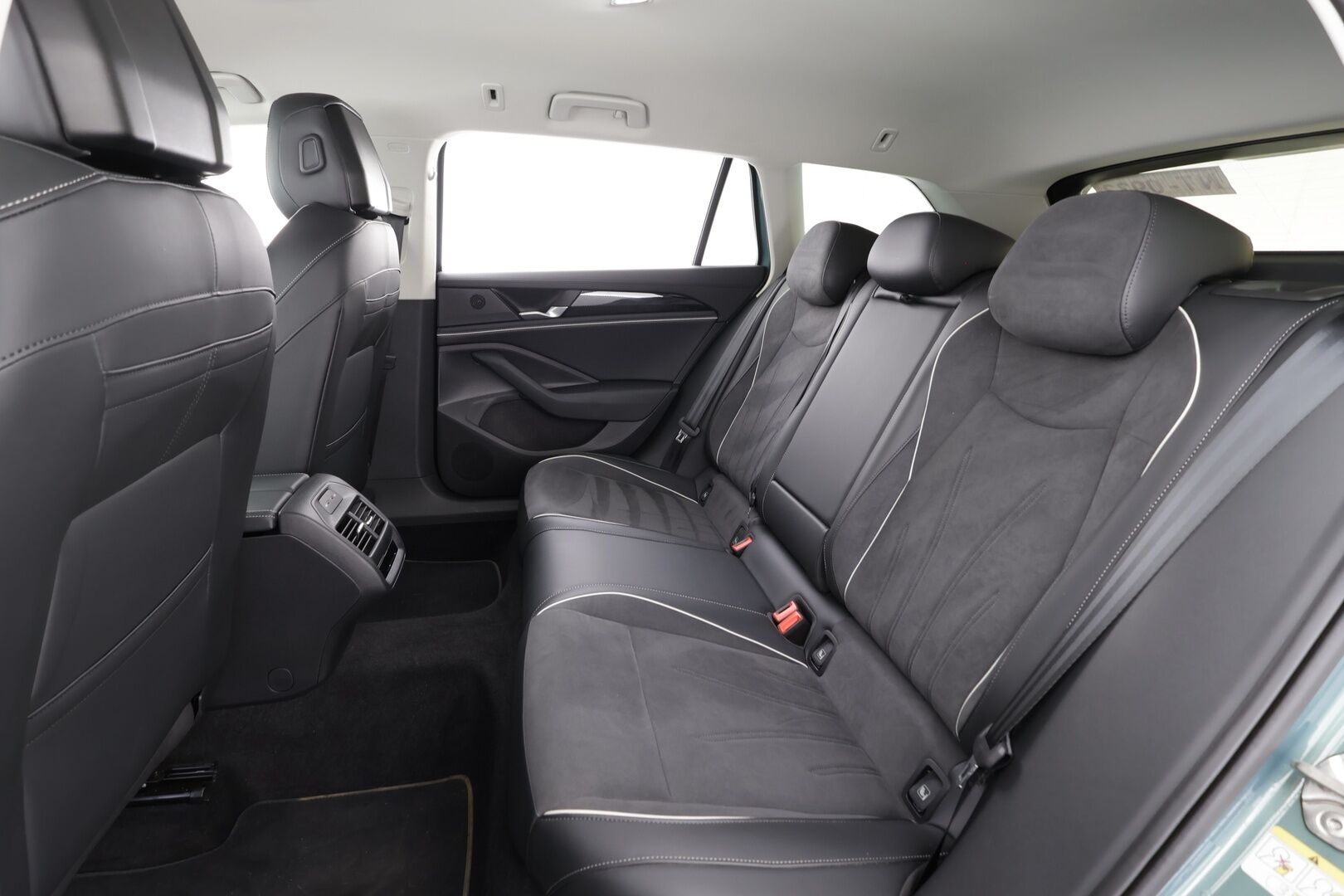 VOLKSWAGEN PASSAT 2025 Variant Comfort 1,5 eTSI 150 kW DSG * HUD / Koukku / ACC / P.Kamera / LED / Hierovat Sportpenkit * - Akku kuntotarkastettu / Merkkihuollettu / 2x Latauskaapelit