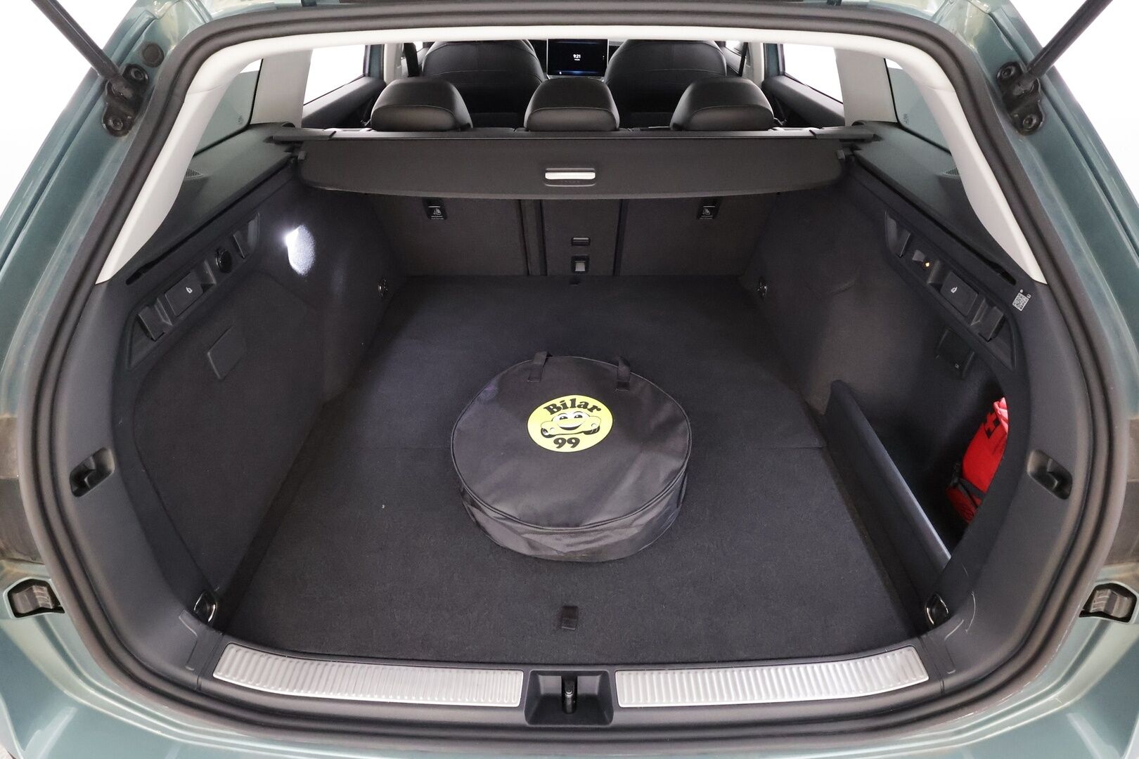 VOLKSWAGEN PASSAT 2025 Variant Comfort 1,5 eTSI 110 kW DSG-automaatti * Adapt.Vakkari / Hieronta / Vetokoukku / Peruutuskamera / HUD / LED / Supervarusteet! - Akku kuntotarkastettu / Merkkihuollettu / 2x Latauskaapelit