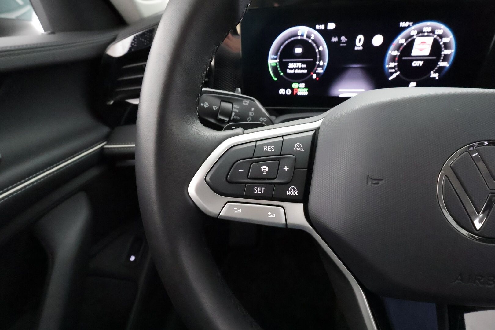 VOLKSWAGEN PASSAT 2025 Variant Comfort 1,5 eTSI 150 kW DSG * HUD / Koukku / ACC / P.Kamera / LED / Hierovat Sportpenkit * - Akku kuntotarkastettu / Merkkihuollettu / 2x Latauskaapelit