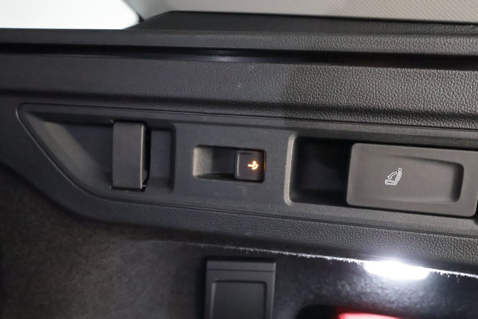 VOLKSWAGEN PASSAT 2025 Variant Comfort 1,5 eTSI 110 kW DSG-automaatti * Adapt.Vakkari / Hieronta / Vetokoukku / Peruutuskamera / HUD / LED / Supervarusteet! - Akku kuntotarkastettu / Merkkihuollettu / 2x Latauskaapelit