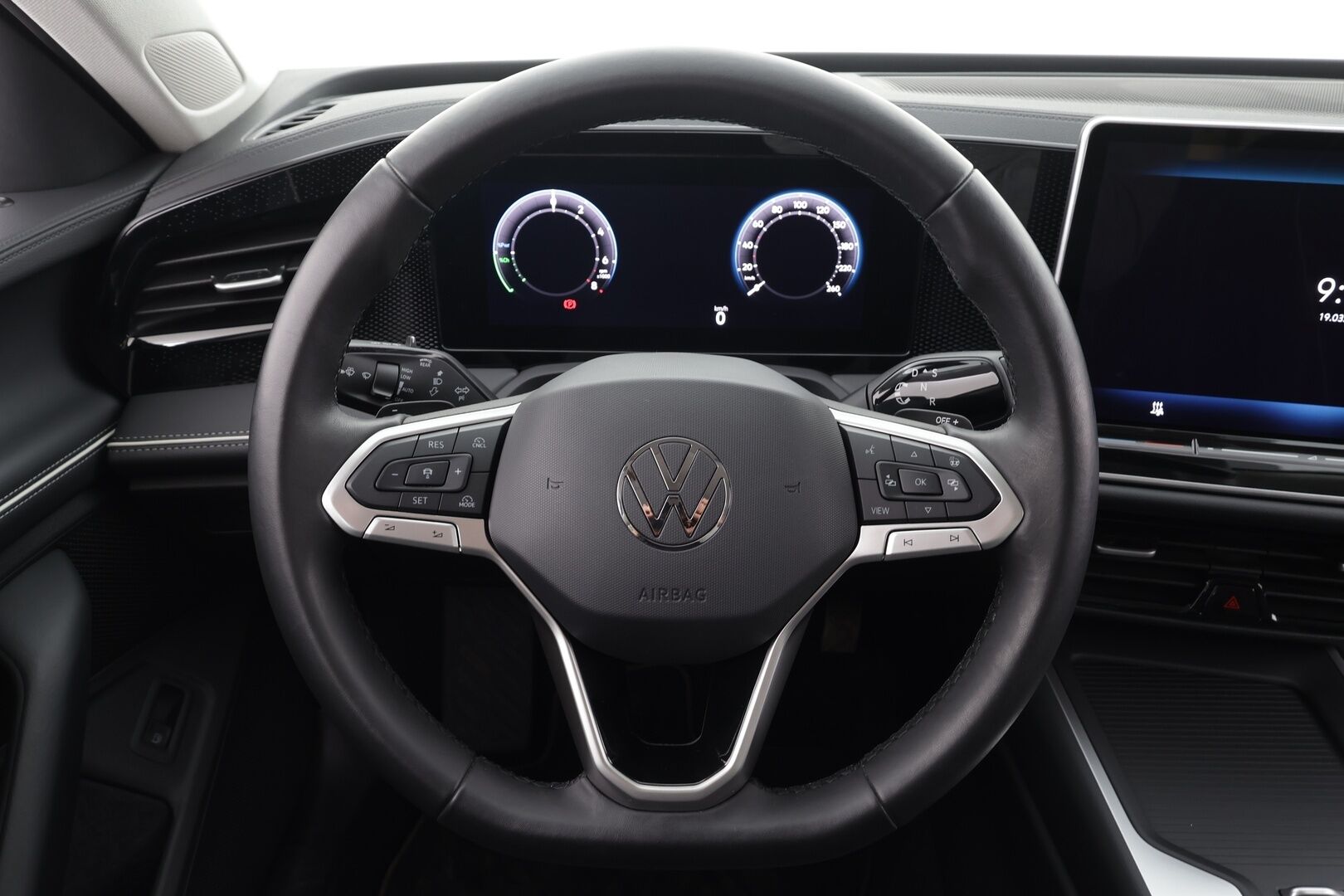 VOLKSWAGEN PASSAT 2025 Variant Comfort 1,5 eTSI 150 kW DSG * HUD / Koukku / ACC / P.Kamera / LED / Hierovat Sportpenkit * - Akku kuntotarkastettu / Merkkihuollettu / 2x Latauskaapelit