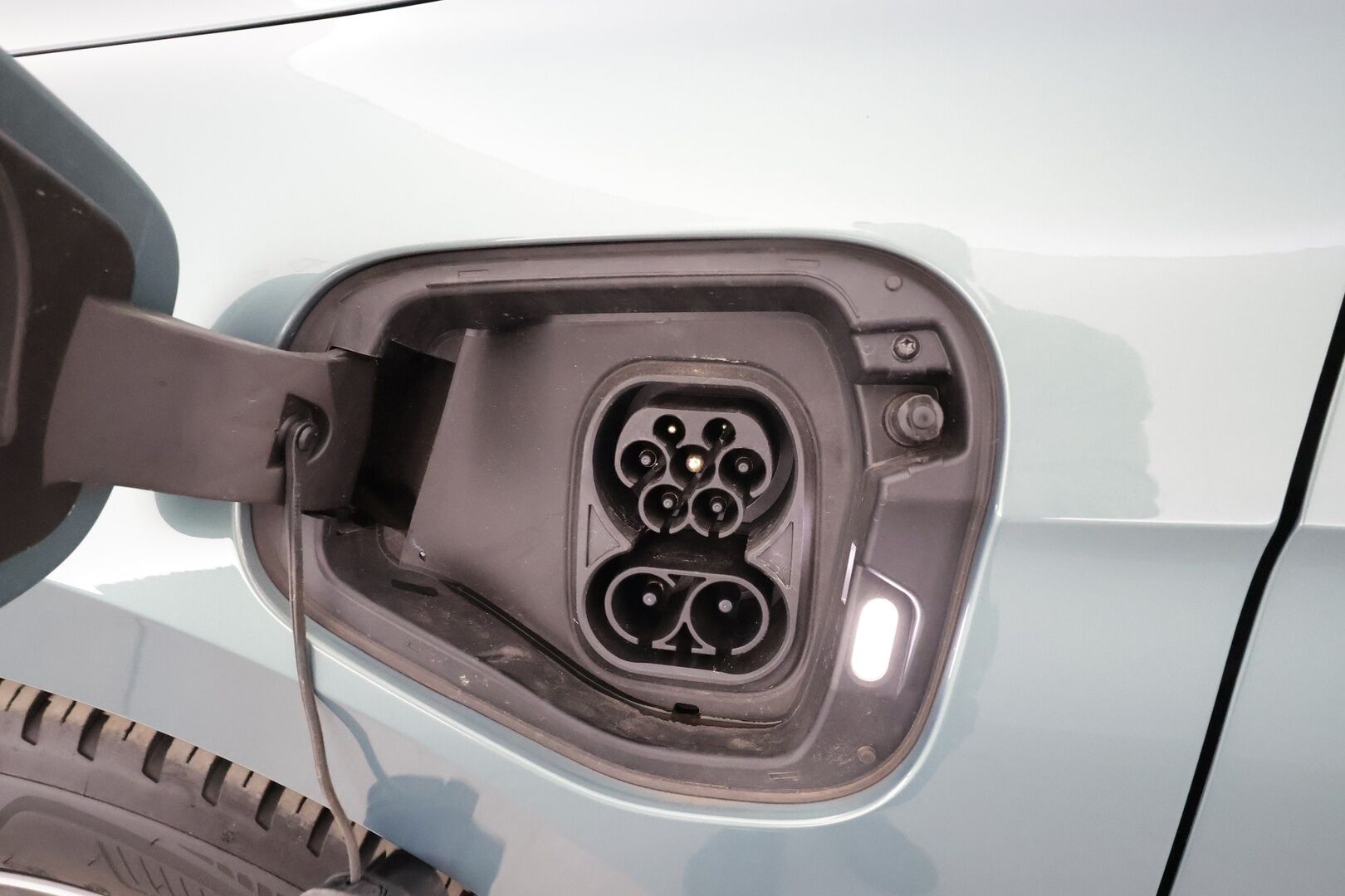 VOLKSWAGEN PASSAT 2025 Variant Comfort 1,5 eTSI 150 kW DSG * HUD / Koukku / ACC / P.Kamera / LED / Hierovat Sportpenkit * - Akku kuntotarkastettu / Merkkihuollettu / 2x Latauskaapelit