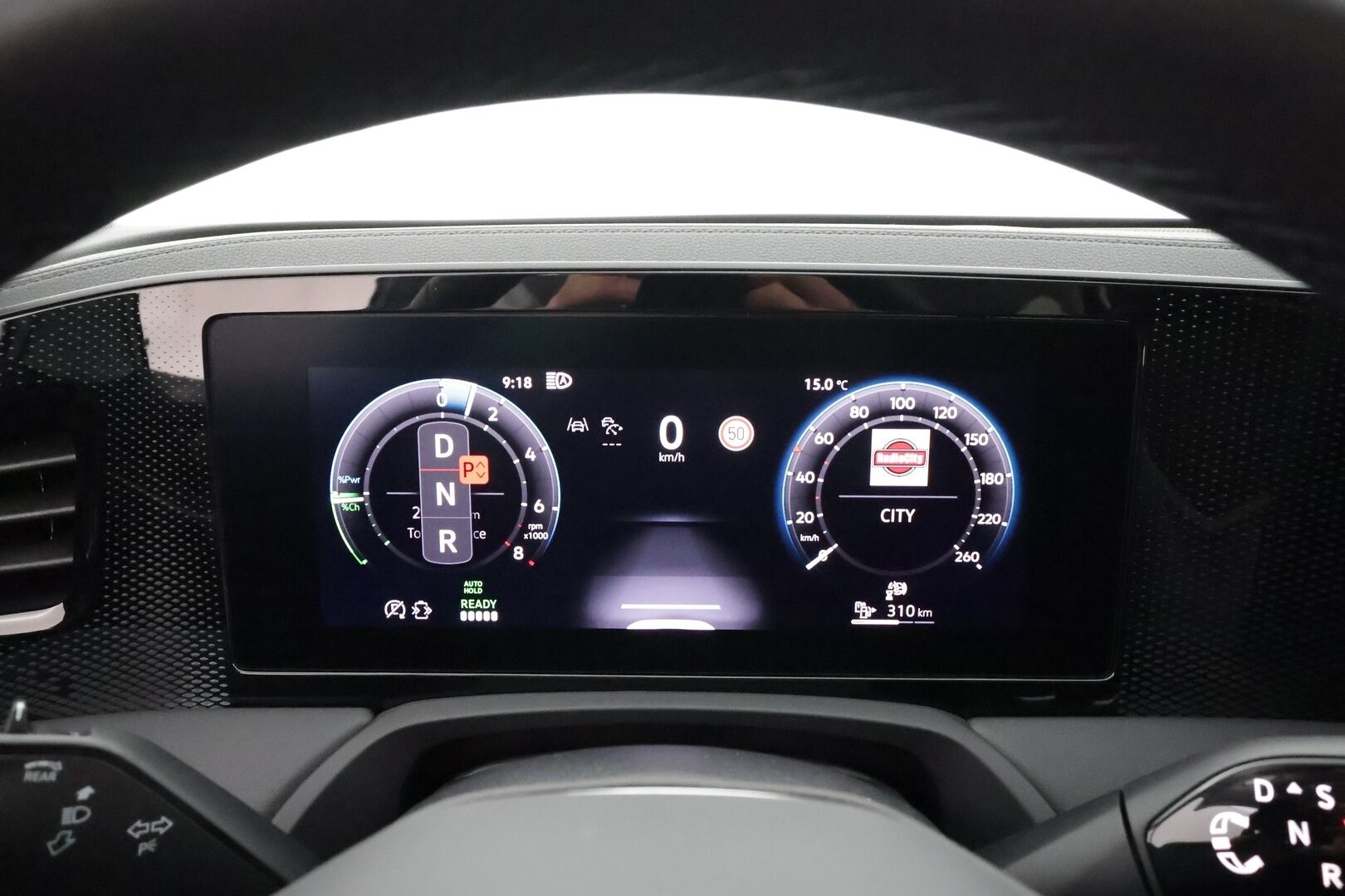 VOLKSWAGEN PASSAT 2025 Variant Comfort 1,5 eTSI 150 kW DSG * HUD / Koukku / ACC / P.Kamera / LED / Hierovat Sportpenkit * - Akku kuntotarkastettu / Merkkihuollettu / 2x Latauskaapelit