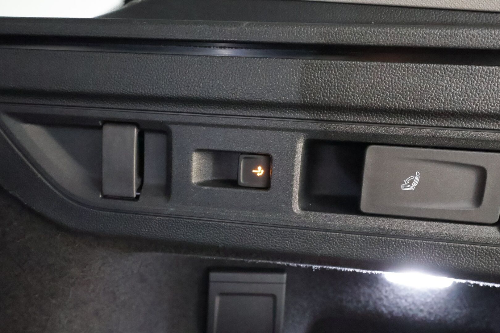 VOLKSWAGEN PASSAT 2025 Business 1.5 electric/TSI eHybrid 150kW 6-speed DSG * ACC / Akkukäyttöinen Lisälämmitin / Koukku / HUD / Matrix-LED * - Merkkihuollettu / Akku kuntotarkastettu