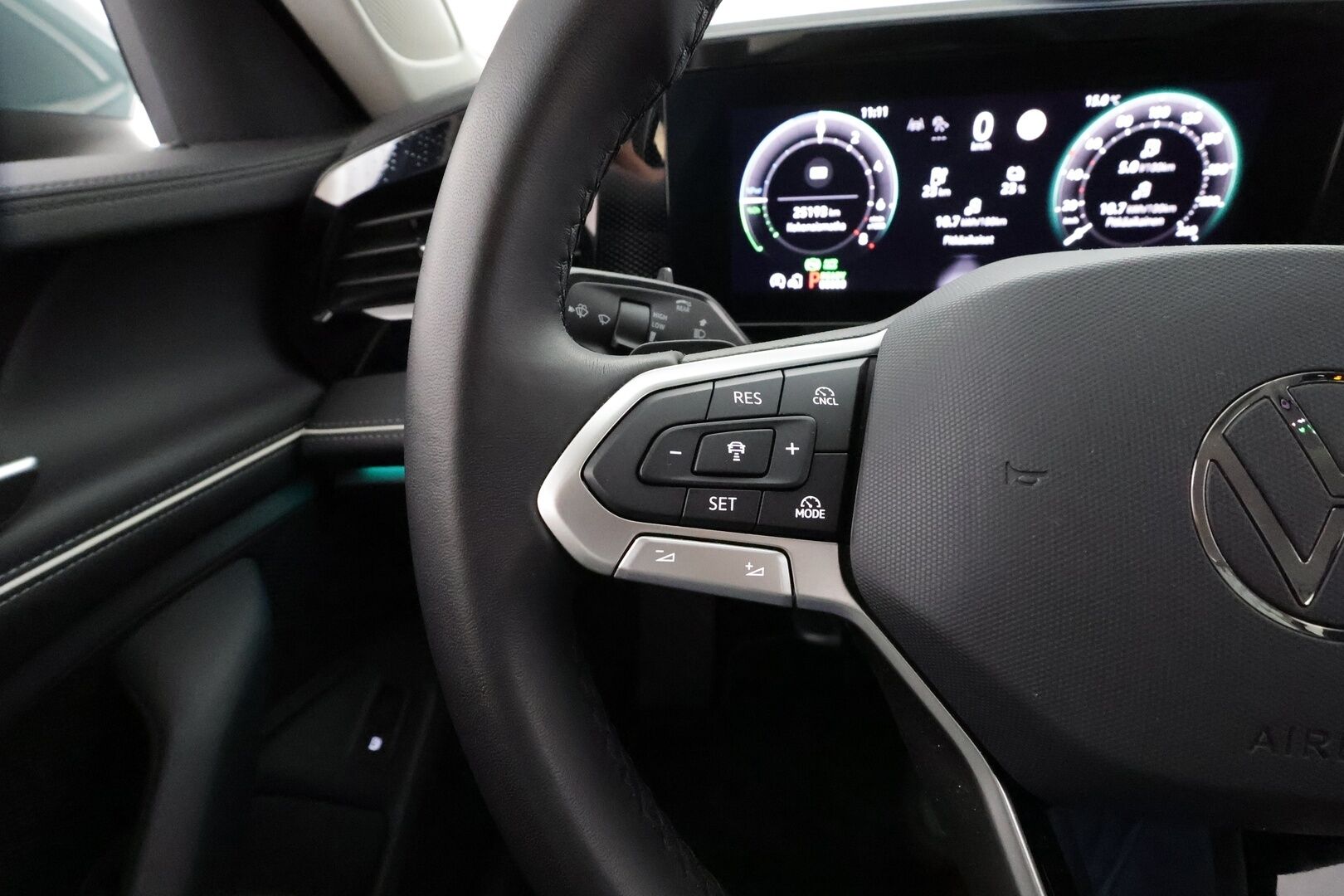 VOLKSWAGEN PASSAT 2025 Business 1.5 electric/TSI eHybrid 150kW 6-speed DSG * ACC / Akkukäyttöinen Lisälämmitin / Koukku / HUD / Matrix-LED * - Merkkihuollettu / Akku kuntotarkastettu