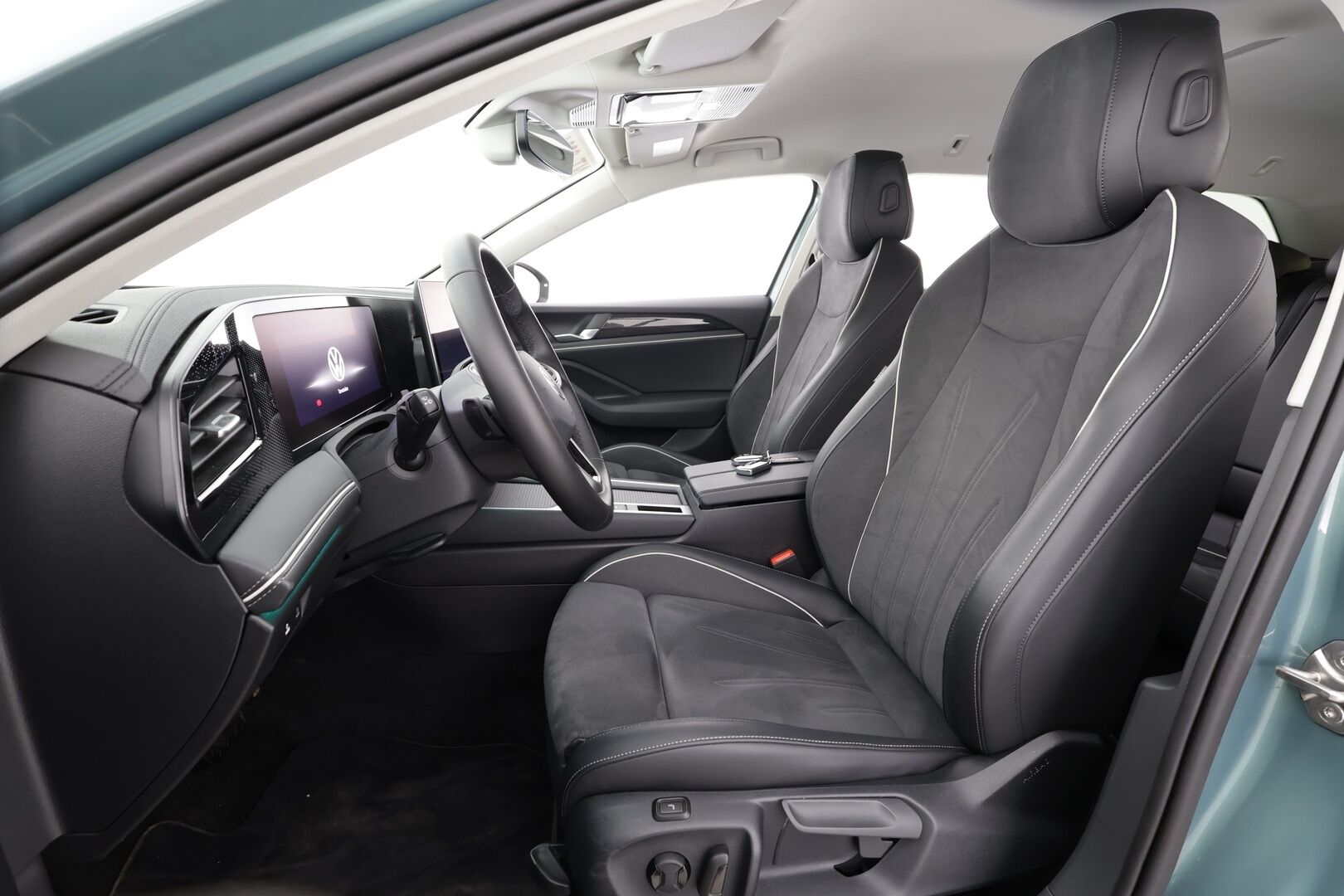 VOLKSWAGEN PASSAT 2025 Business 1.5 electric/TSI eHybrid 150kW 6-speed DSG * ACC / Akkukäyttöinen Lisälämmitin / Koukku / HUD / Matrix-LED * - Merkkihuollettu / Akku kuntotarkastettu