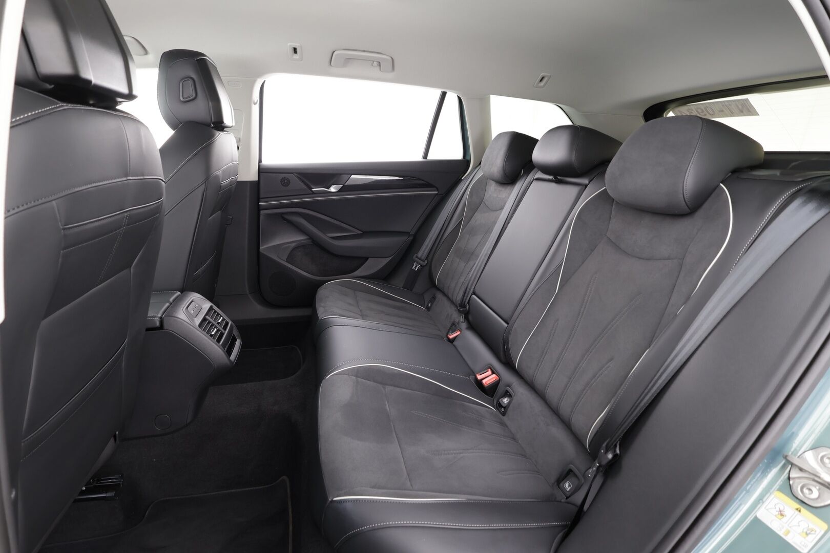 VOLKSWAGEN PASSAT 2025 Business 1.5 electric/TSI eHybrid 150kW 6-speed DSG * ACC / Akkukäyttöinen Lisälämmitin / Koukku / HUD / Matrix-LED * - Merkkihuollettu / Akku kuntotarkastettu