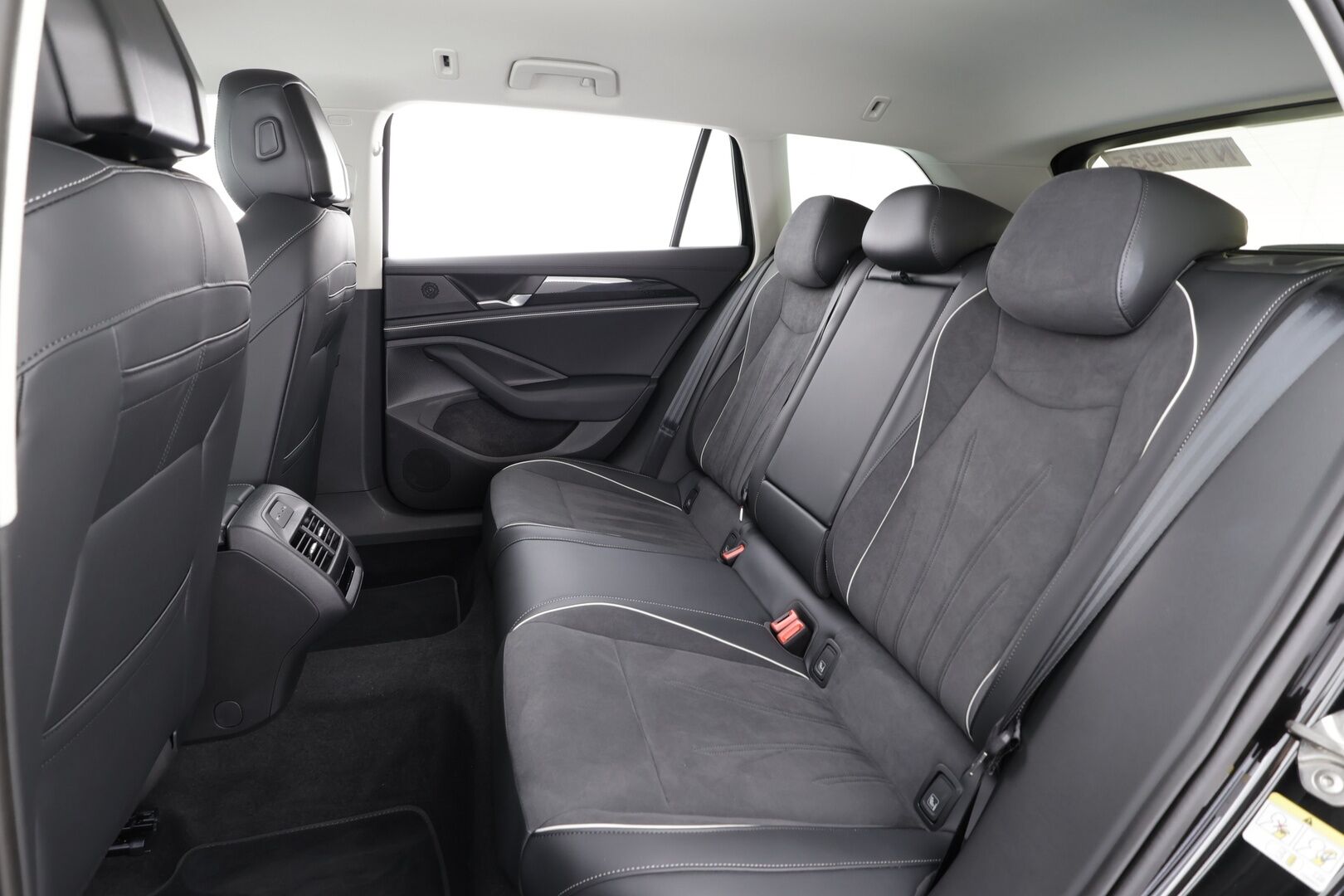 VOLKSWAGEN PASSAT 2025 Business 1.5 electric/TSI eHybrid 150kW 6-speed DSG * ACC / Koukku / Akkukäyttöinen lämmitin / Hierovat sporttipenkit * - Merkkihuollettu / Koti & Kauppalaturi