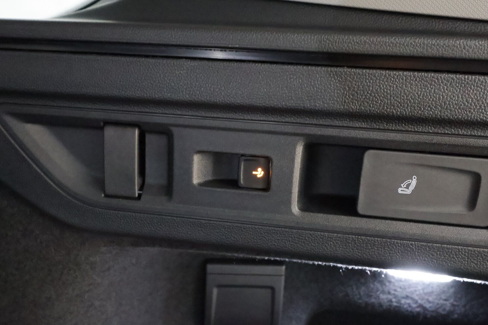 VOLKSWAGEN PASSAT 2025 Business 1.5 electric/TSI eHybrid 150kW 6-speed DSG * ACC / Koukku / Akkukäyttöinen lämmitin / Hierovat sporttipenkit * - Merkkihuollettu / Koti & Kauppalaturi