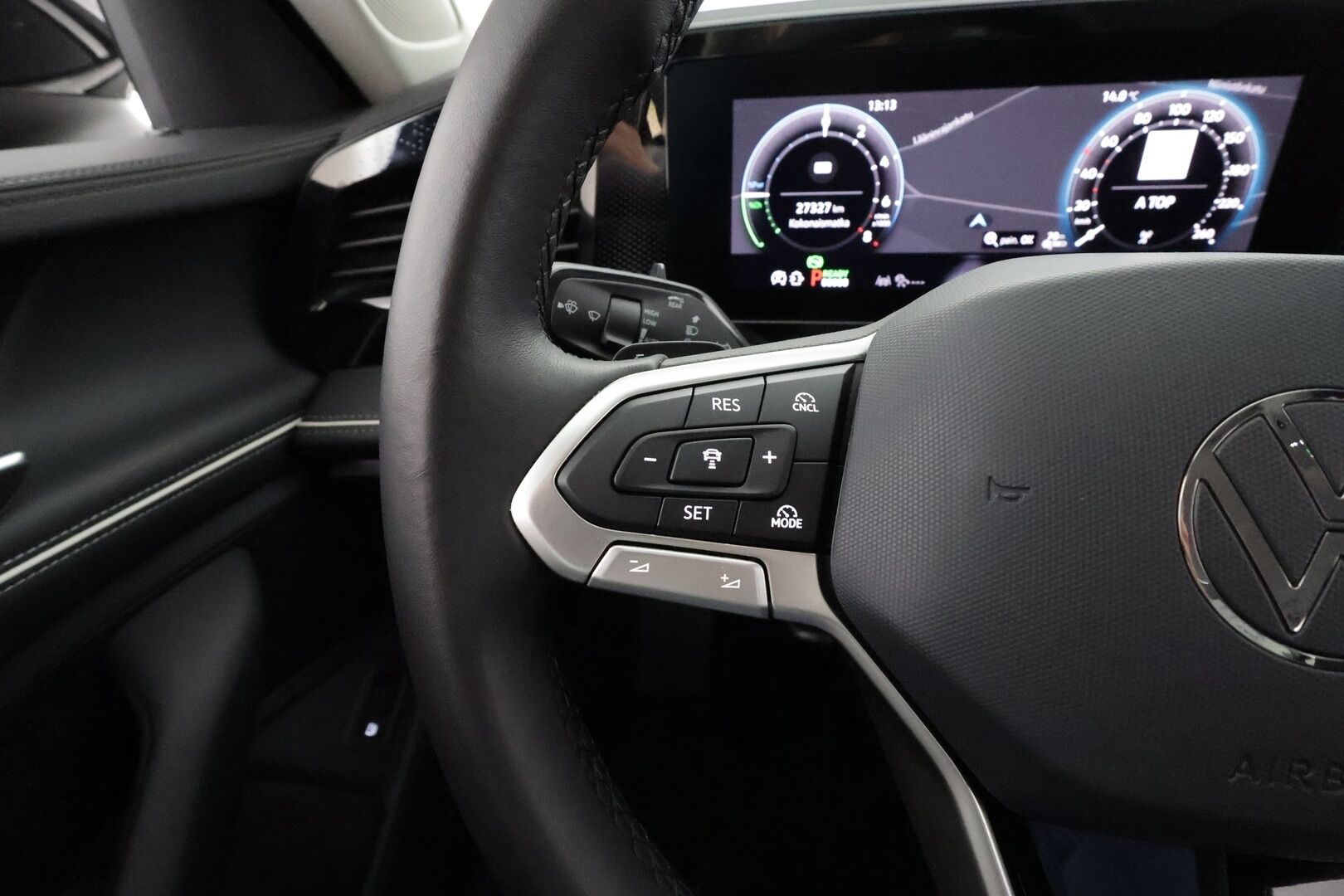 VOLKSWAGEN PASSAT 2025 Business 1.5 electric/TSI eHybrid 150kW 6-speed DSG * ACC / Koukku / Akkukäyttöinen lämmitin / Hierovat sporttipenkit * - Merkkihuollettu / Koti & Kauppalaturi