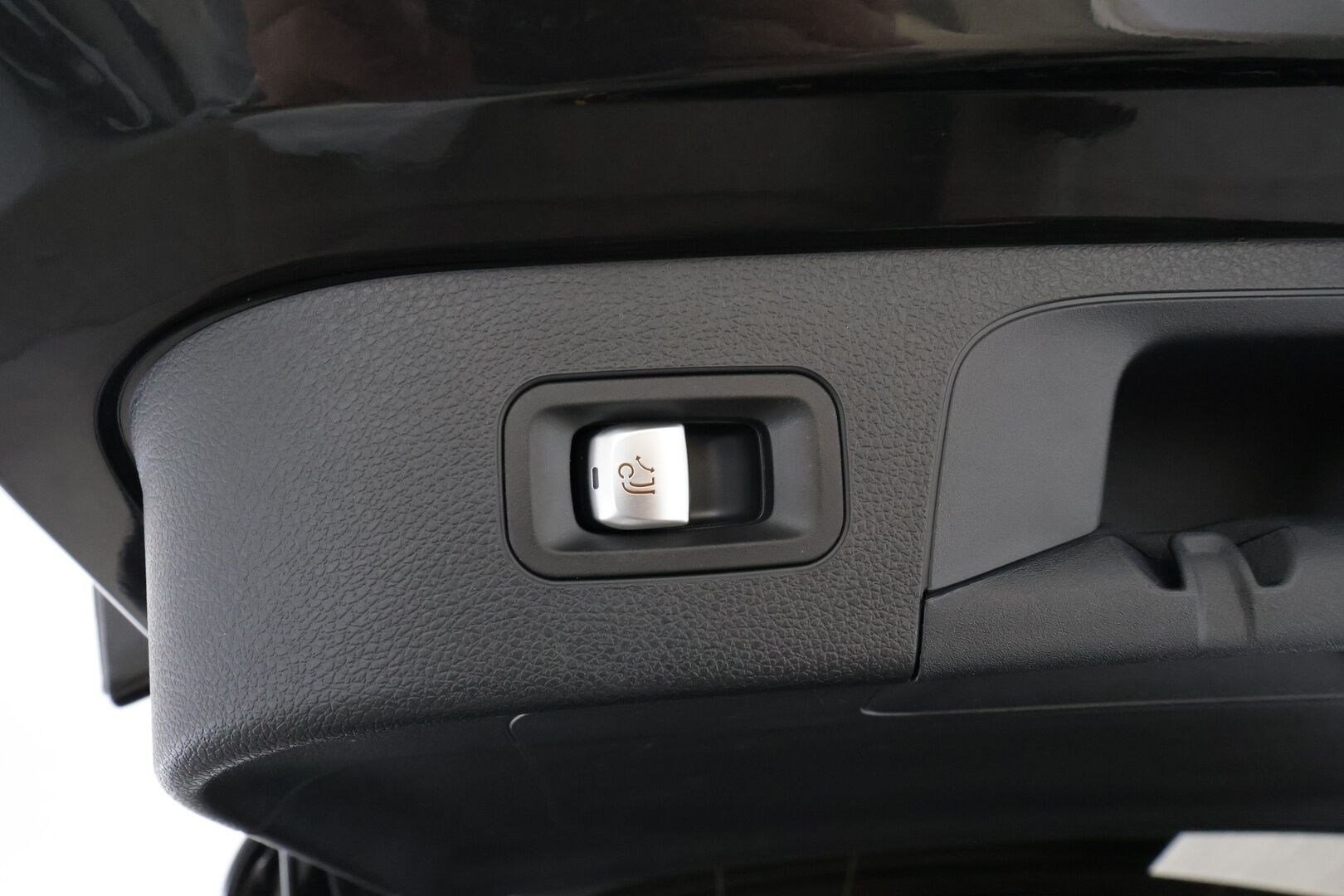 MERCEDES-BENZ EQC 2023 400 4MATIC * Distronic+ / Muistipenkit / Koukku / Multibeam / P.kamera / Puolinahat / Navi / Keyless / Akustiset lasit * - Akku kuntotarkastettu / Kahdet renkaat aluvanteilla / Merkkihuollettu