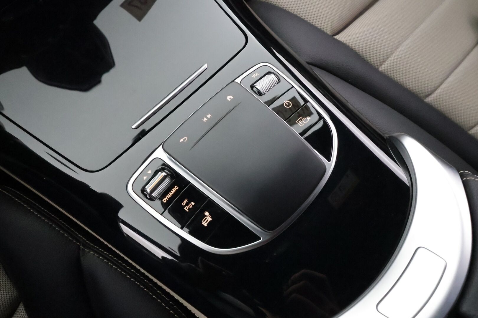 MERCEDES-BENZ EQC 2023 400 4MATIC * Distronic+ / Muistipenkit / Koukku / Multibeam / P.kamera / Puolinahat / Navi / Keyless / Akustiset lasit * - Akku kuntotarkastettu / Kahdet renkaat aluvanteilla / Merkkihuollettu