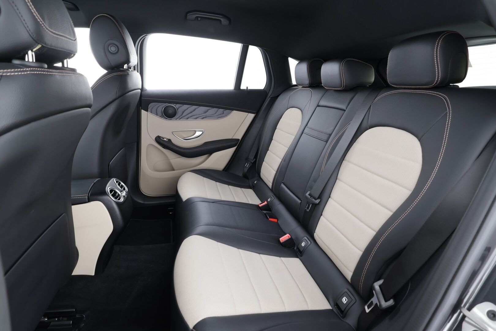 MERCEDES-BENZ EQC 2023 400 4MATIC * Distronic+ / Muistipenkit / Koukku / Multibeam / P.kamera / Puolinahat / Navi / Keyless / Akustiset lasit * - Akku kuntotarkastettu / Kahdet renkaat aluvanteilla / Merkkihuollettu