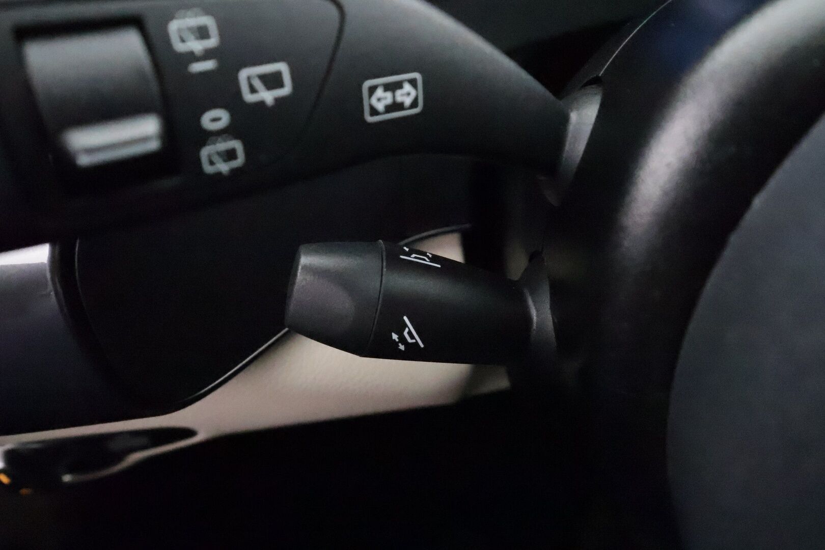 MERCEDES-BENZ EQC 2023 400 4MATIC * Distronic+ / Muistipenkit / Koukku / Multibeam / P.kamera / Puolinahat / Navi / Keyless / Akustiset lasit * - Akku kuntotarkastettu / Kahdet renkaat aluvanteilla / Merkkihuollettu