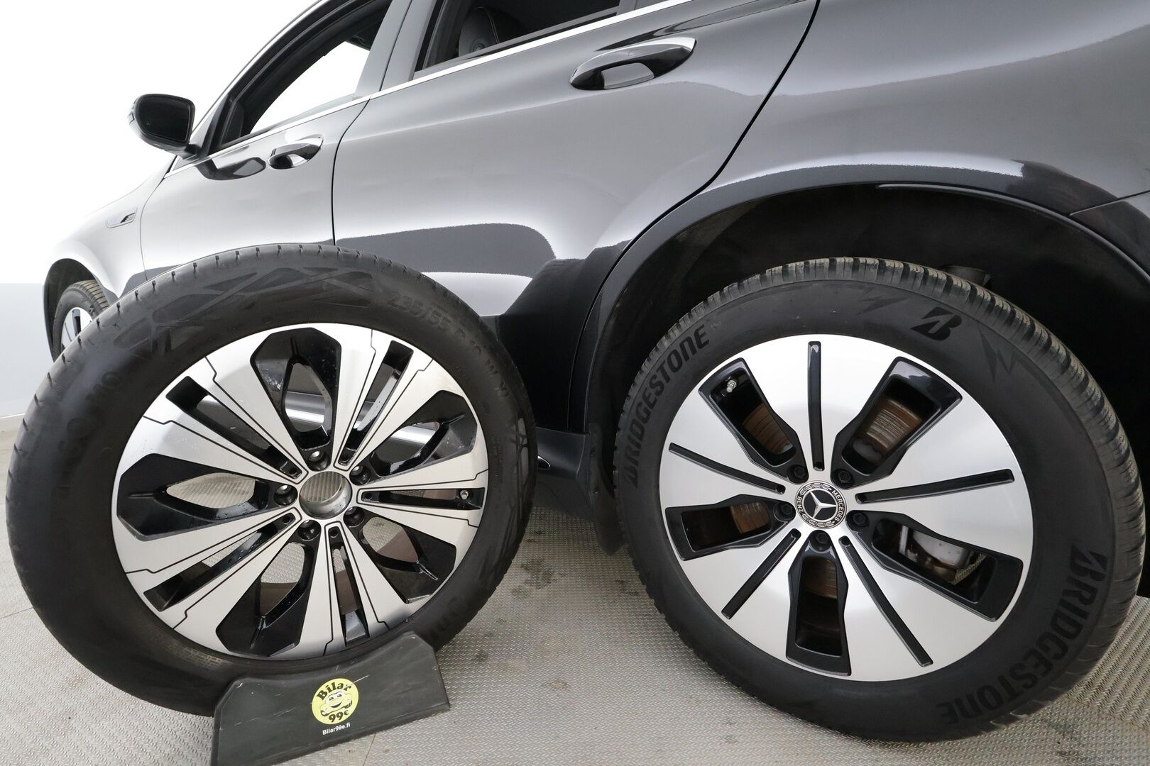MERCEDES-BENZ EQC 2023 400 4MATIC * Distronic+ / Muistipenkit / Koukku / Multibeam / P.kamera / Puolinahat / Navi / Keyless / Akustiset lasit * - Akku kuntotarkastettu / Kahdet renkaat aluvanteilla / Merkkihuollettu