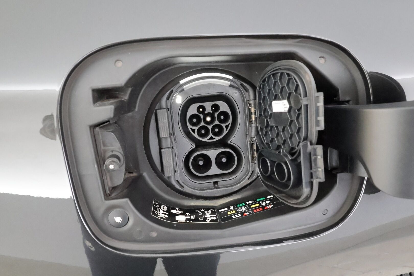 MERCEDES-BENZ EQC 2023 400 4MATIC * Distronic+ / Muistipenkit / Koukku / Multibeam / P.kamera / Puolinahat / Navi / Keyless / Akustiset lasit * - Akku kuntotarkastettu / Kahdet renkaat aluvanteilla / Merkkihuollettu