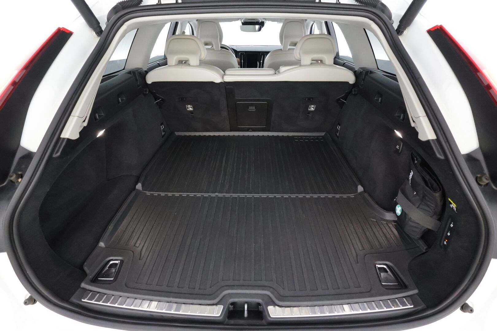 Volvo V90 2017 D4 AWD Inscription aut * ACC / 360° / Webasto / Koukku / Muistipenkit / Full LED / BLIS / Vaaleat nahat / Keyless * - Kahdet renkaat aluvanteilla / Merkkihuollettu / Huippuvarusteet - HULLUT AVAJAISHULINAT KORKOTARJOUS 3,29 %