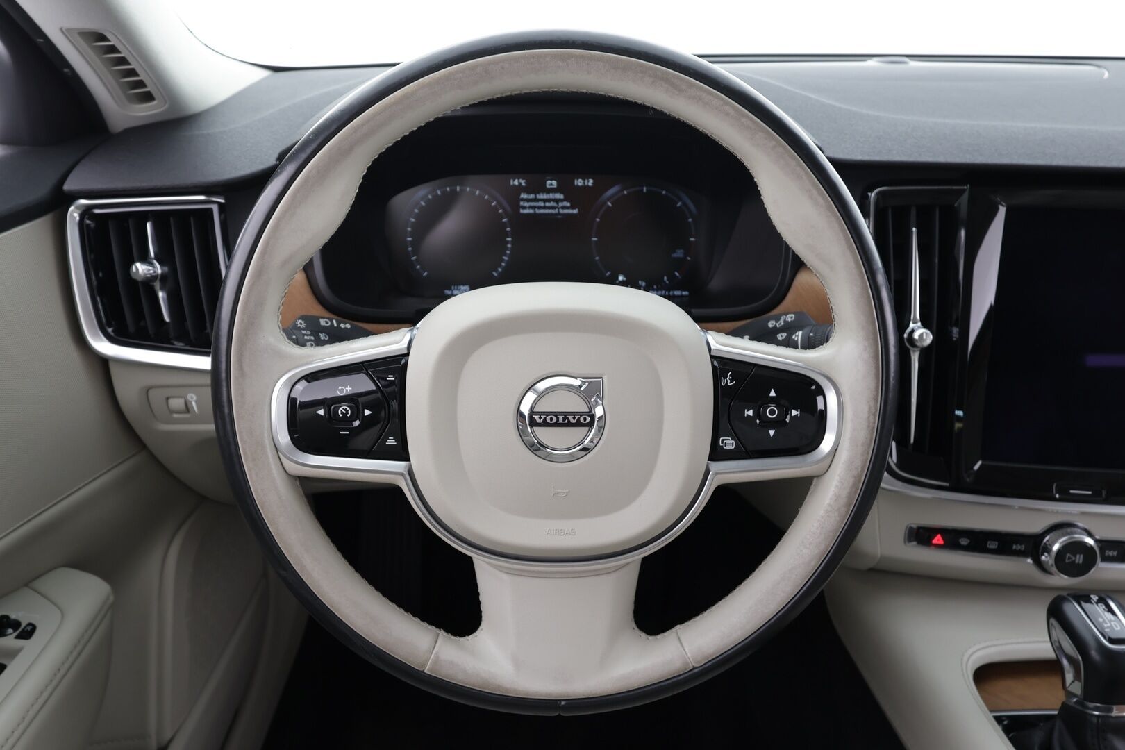 Volvo V90 2017 D4 AWD Inscription aut * ACC / 360° / Webasto / Koukku / Muistipenkit / Full LED / BLIS / Vaaleat nahat / Keyless * - Kahdet renkaat aluvanteilla / Merkkihuollettu / Huippuvarusteet - HULLUT AVAJAISHULINAT KORKOTARJOUS 3,29 %