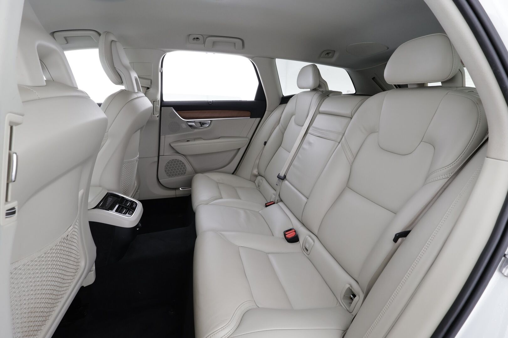 Volvo V90 2017 D4 AWD Inscription aut * ACC / 360° / Webasto / Koukku / Muistipenkit / Full LED / BLIS / Vaaleat nahat / Keyless * - Kahdet renkaat aluvanteilla / Merkkihuollettu / Huippuvarusteet - HULLUT AVAJAISHULINAT KORKOTARJOUS 3,29 %