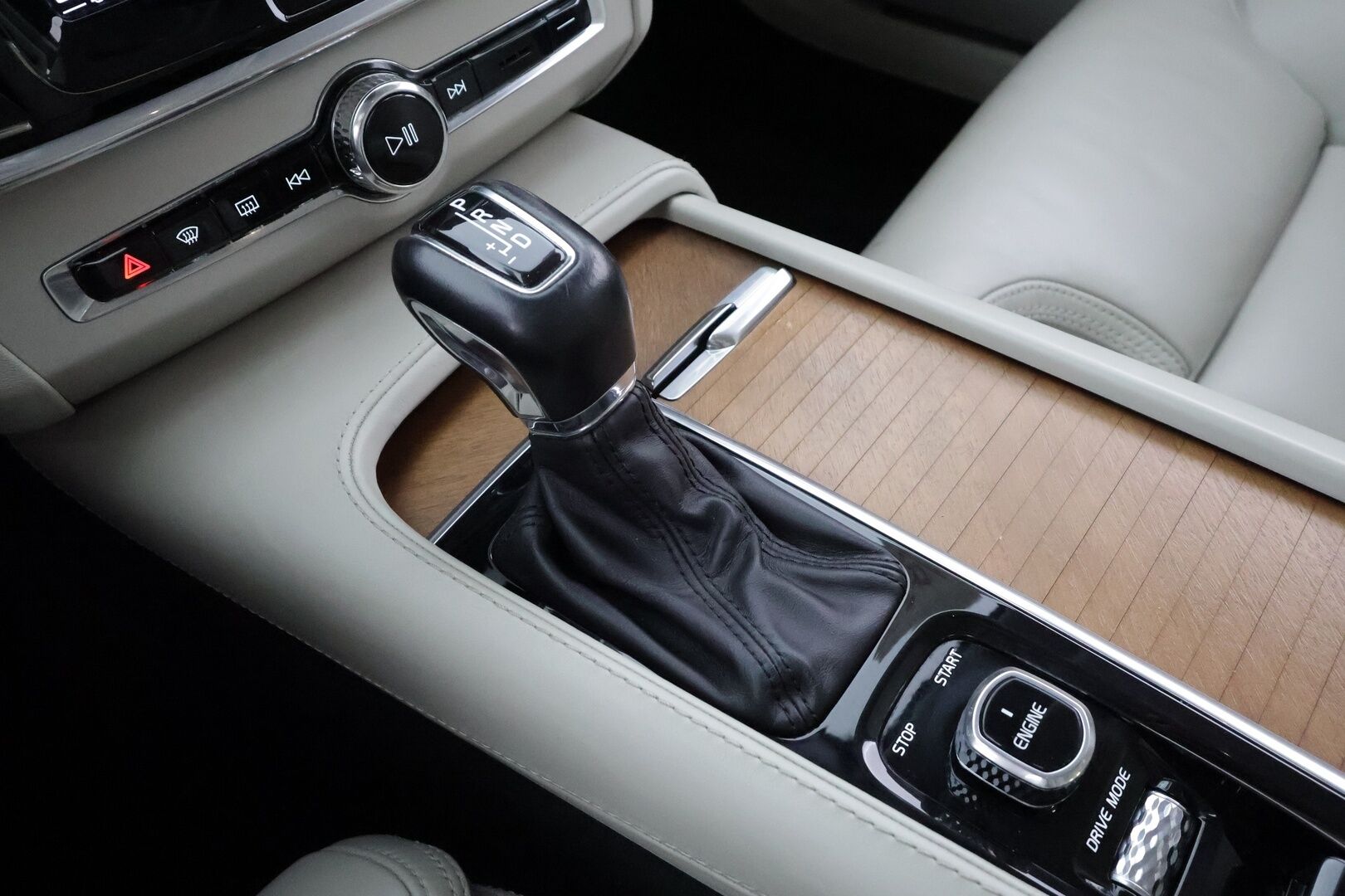 Volvo V90 2017 D4 AWD Inscription aut * ACC / 360° / Webasto / Koukku / Muistipenkit / Full LED / BLIS / Vaaleat nahat / Keyless * - Kahdet renkaat aluvanteilla / Merkkihuollettu / Huippuvarusteet - HULLUT AVAJAISHULINAT KORKOTARJOUS 3,29 %