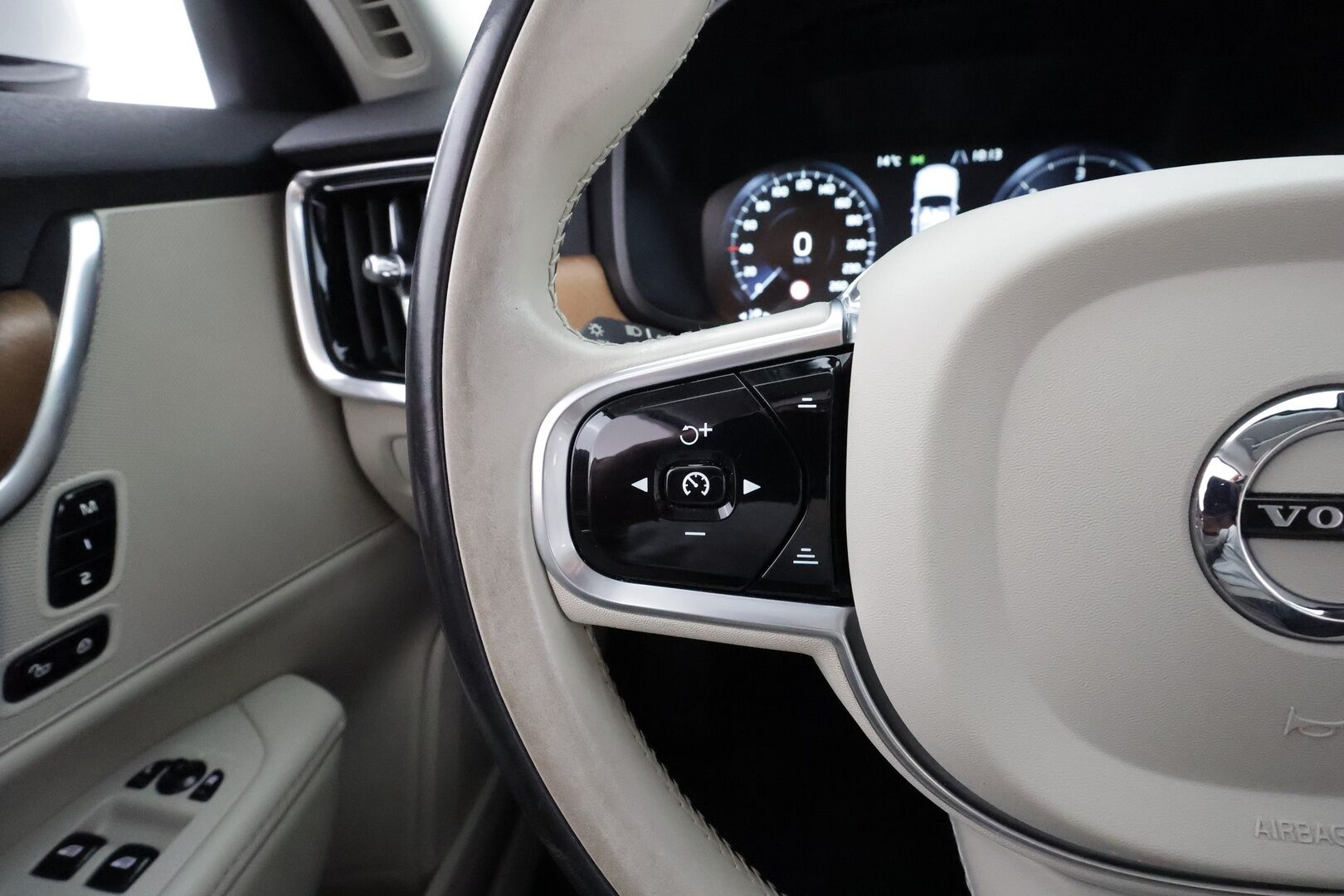 Volvo V90 2017 D4 AWD Inscription aut * ACC / 360° / Webasto / Koukku / Muistipenkit / Full LED / BLIS / Vaaleat nahat / Keyless * - Kahdet renkaat aluvanteilla / Merkkihuollettu / Huippuvarusteet - HULLUT AVAJAISHULINAT KORKOTARJOUS 3,29 %