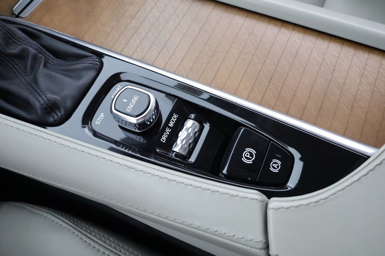 Volvo V90 2017 D4 AWD Inscription aut * ACC / 360° / Webasto / Koukku / Muistipenkit / Full LED / BLIS / Vaaleat nahat / Keyless * - Kahdet renkaat aluvanteilla / Merkkihuollettu / Huippuvarusteet - HULLUT AVAJAISHULINAT KORKOTARJOUS 3,29 %