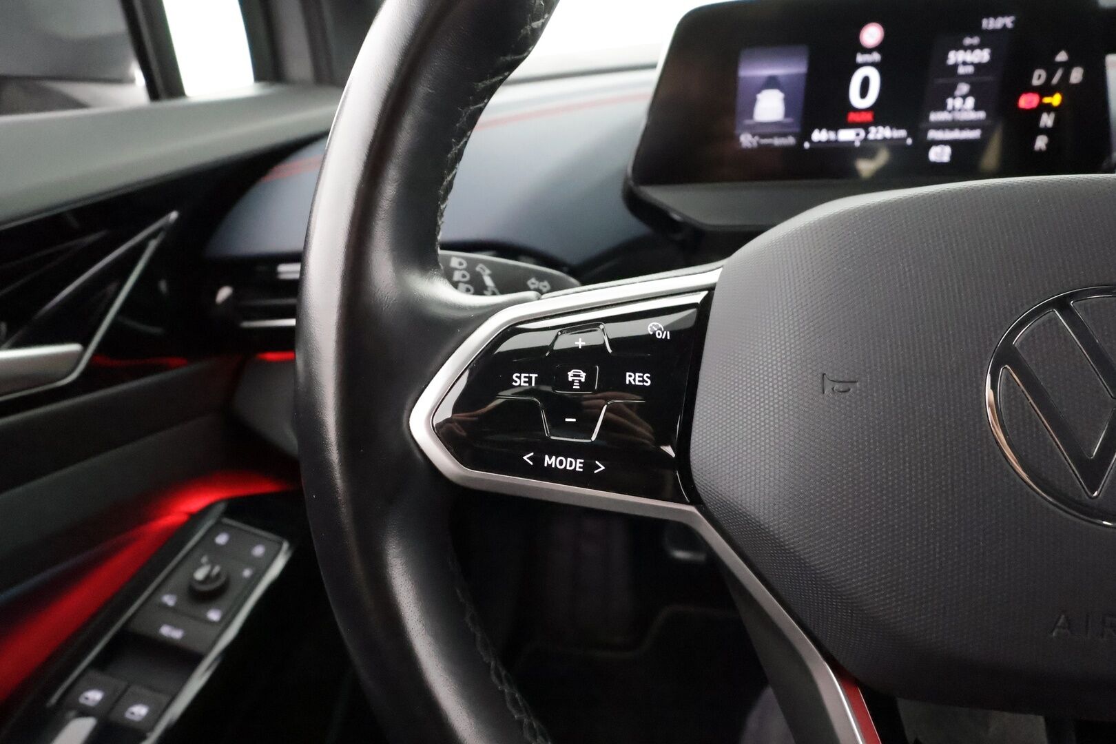 VOLKSWAGEN ID.4 2022 GTX Dual Motor AWD * ILP / ACC / P.kamera / Matrix-LED / Navi / Kaistavahti / Keyless * - Kahdet renkaat aluvanteilla / Merkkihuollot